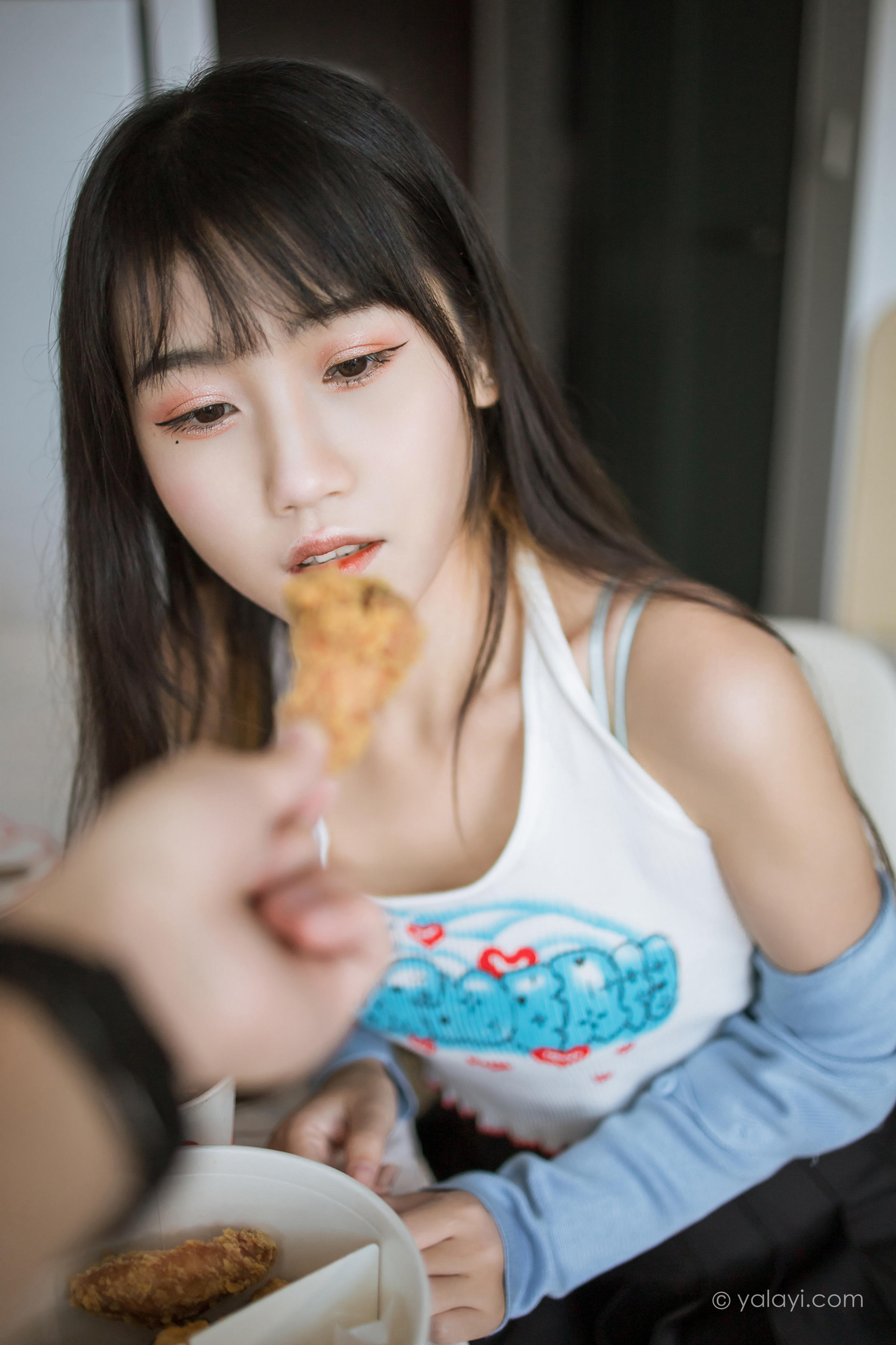 [YALAYI雅拉伊]2022.02.18 回我们家 弈思 白色小背心加黑色短裙性感私房写真集第8张