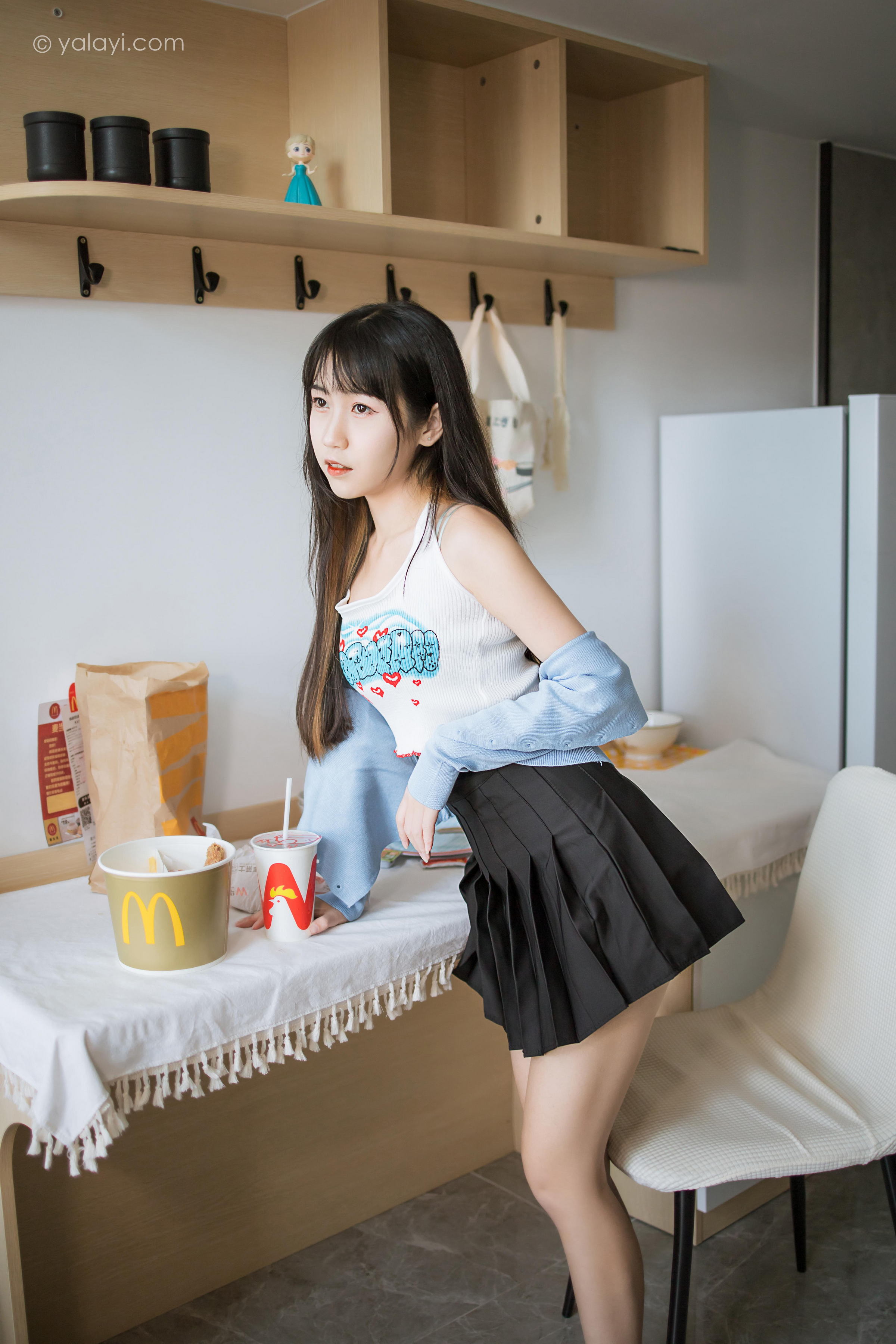[YALAYI雅拉伊]2022.02.18 回我们家 弈思 白色小背心加黑色短裙性感私房写真集第10张