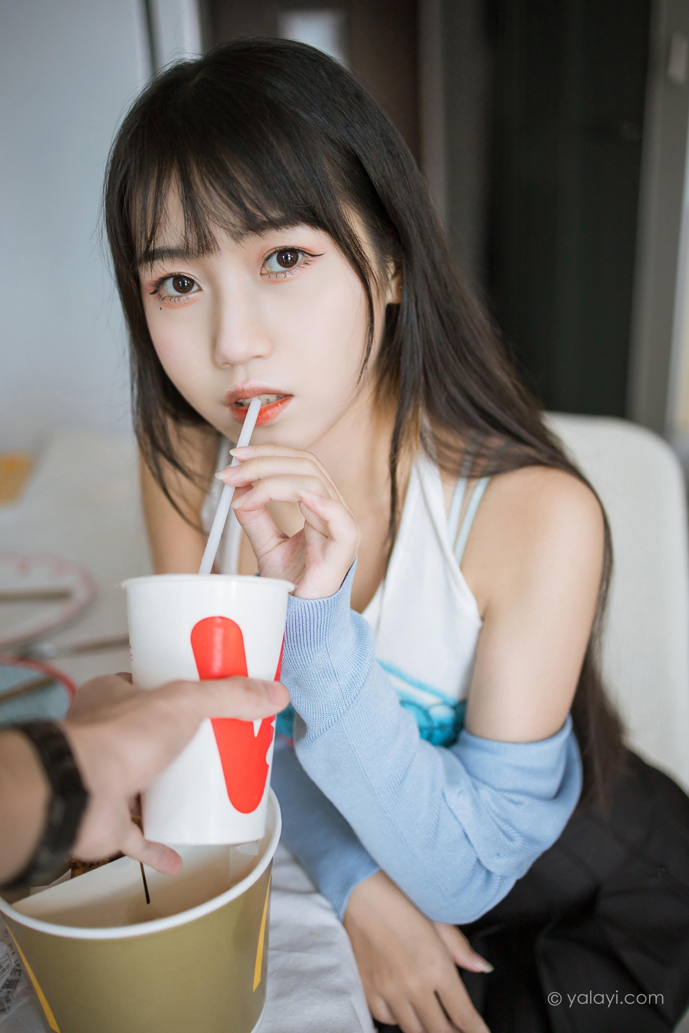 [YALAYI雅拉伊]2022.02.18 回我们家 弈思 白色小背心加黑色短裙性感私房写真集第8张