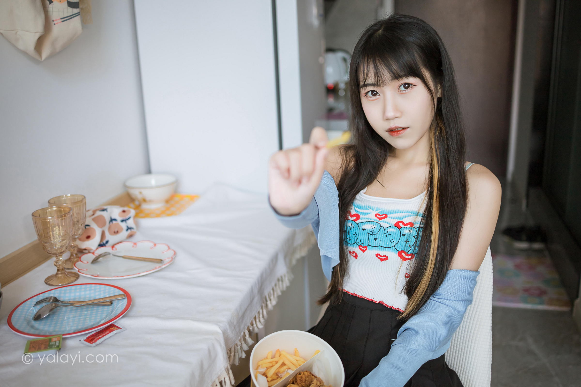 [YALAYI雅拉伊]2022.02.18 回我们家 弈思 白色小背心加黑色短裙性感私房写真集第12张