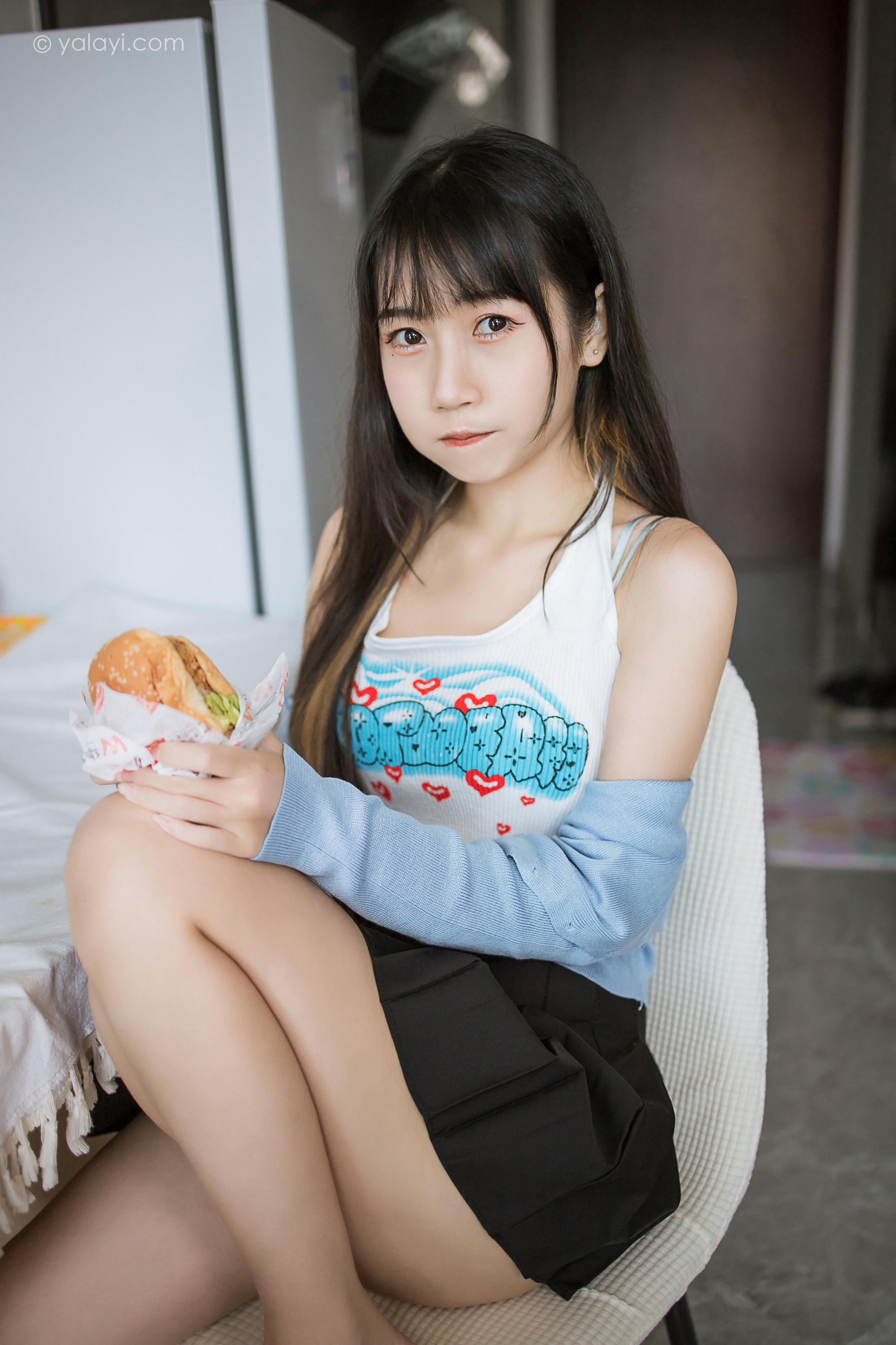 [YALAYI雅拉伊]2022.02.18 回我们家 弈思 白色小背心加黑色短裙性感私房写真集第11张
