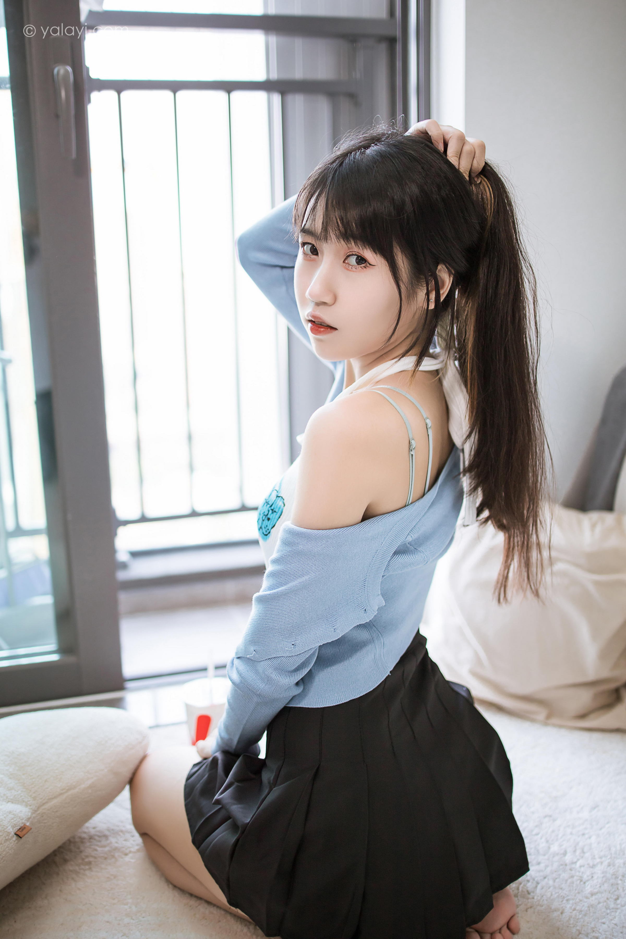 [YALAYI雅拉伊]2022.02.18 回我们家 弈思 白色小背心加黑色短裙性感私房写真集第4张