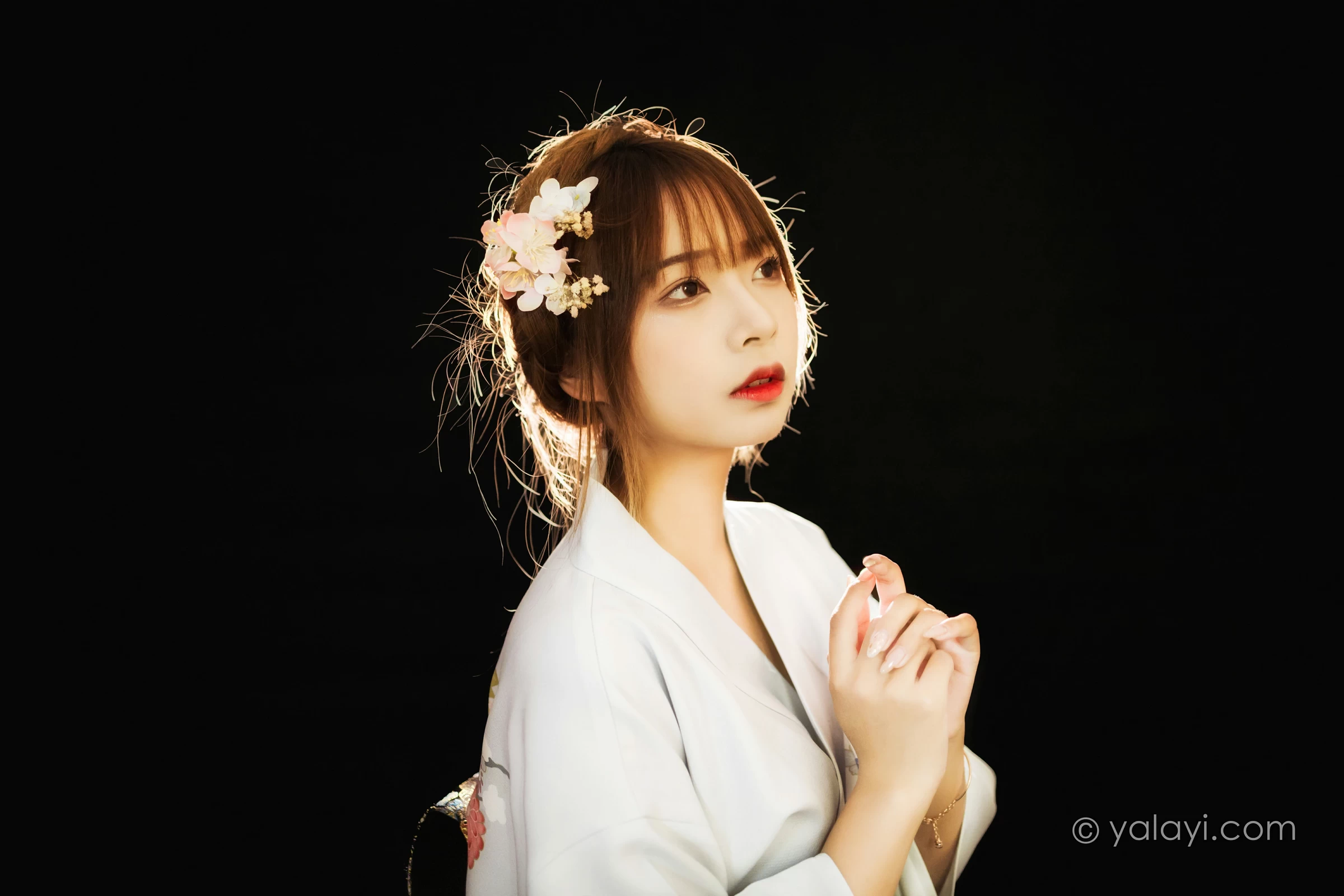 [YALAYI雅拉伊]NO.747 《神明少女》 阿禾 白色和服与蕾丝婚纱性感私房写真集第3张