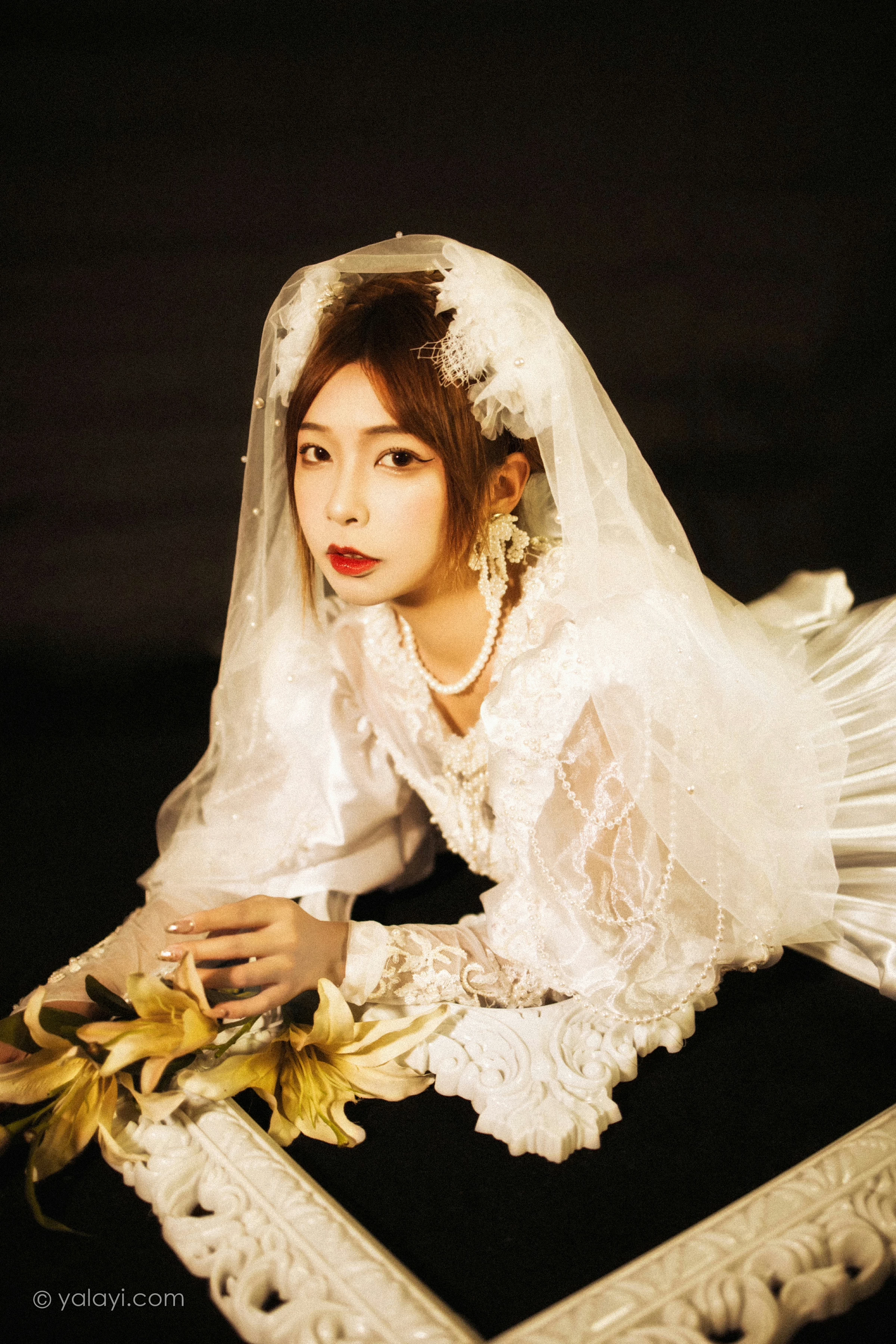 [YALAYI雅拉伊]NO.747 《神明少女》 阿禾 白色和服与蕾丝婚纱性感私房写真集第9张