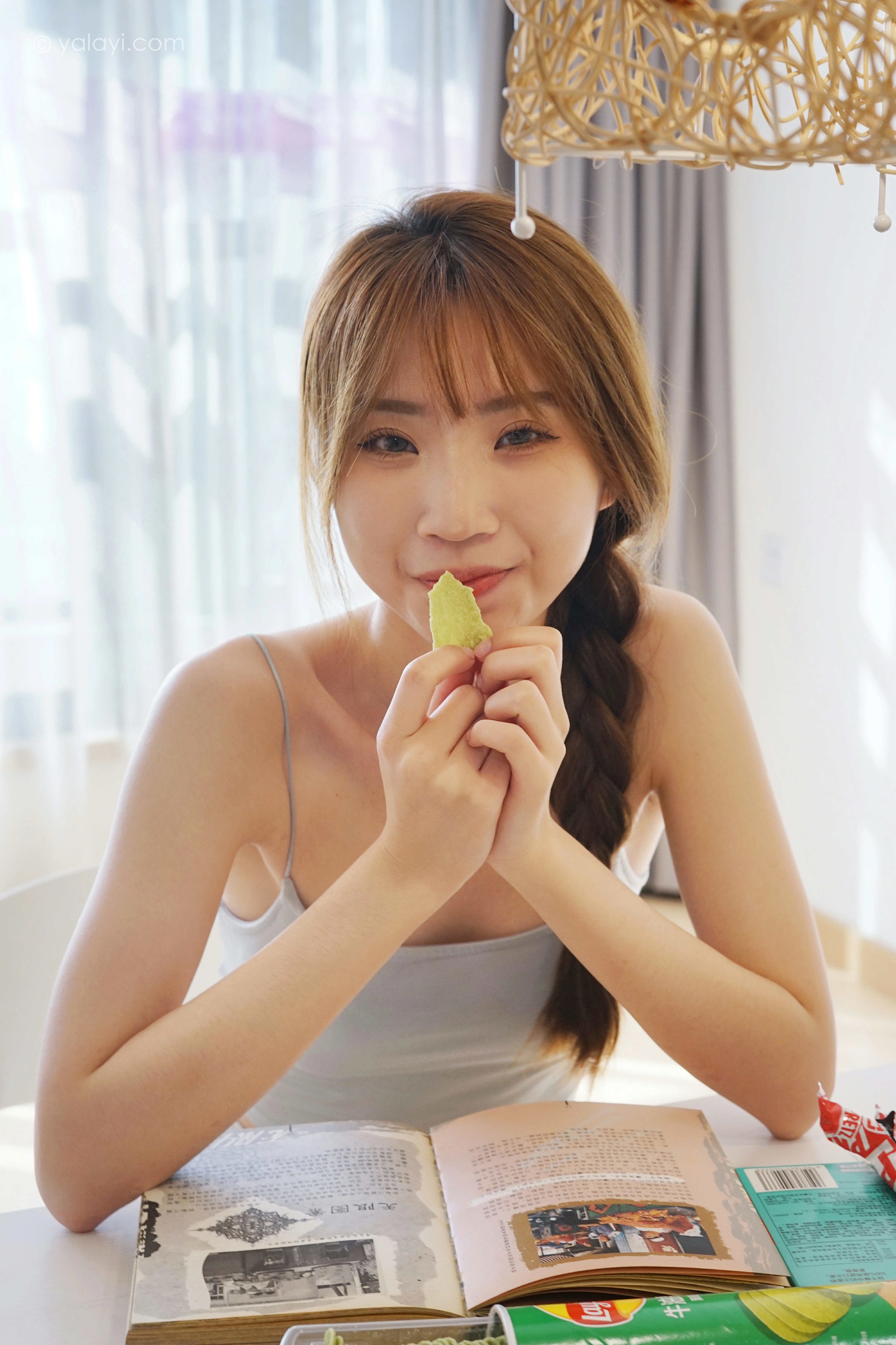 [YALAYI雅拉伊]NO.758 诗和远方 小乔 灰色小背心加牛仔热裤居家私房写真集第2张