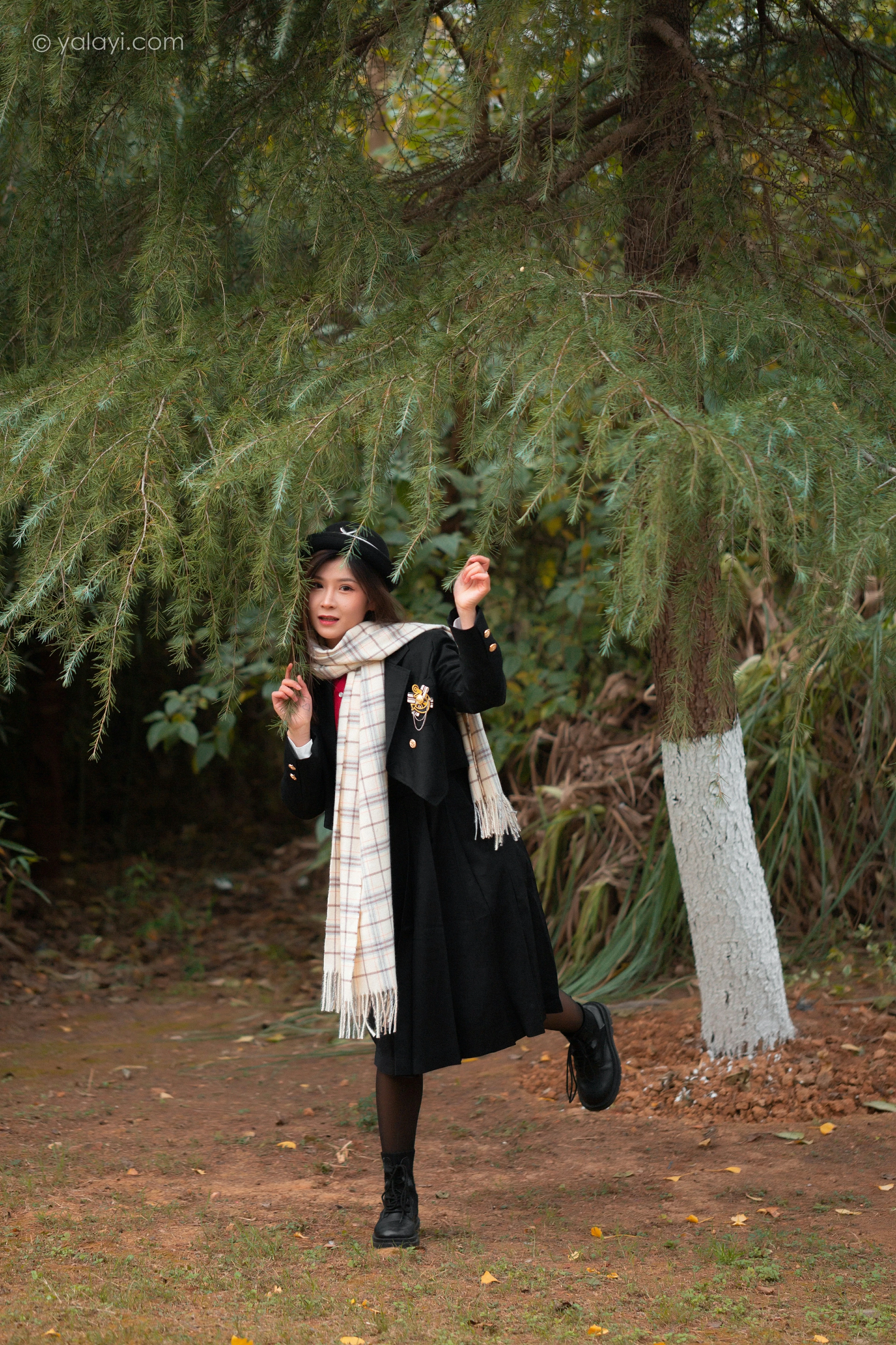 [YALAYI雅拉伊]NO.748 《冬恋》 梦涵 黑色JK制服与短裙加黑丝美腿清纯写真集第4张