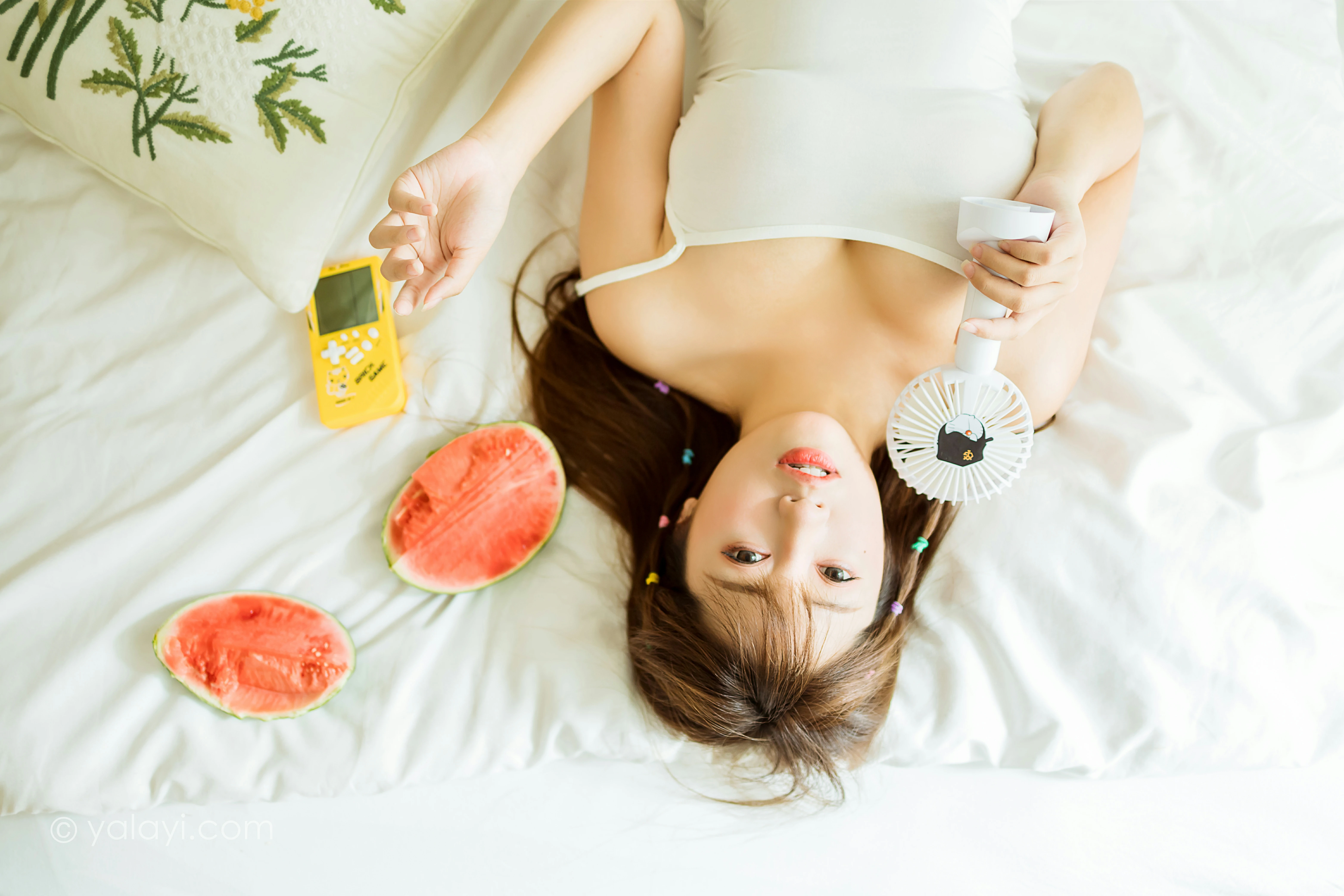 [YALAYI雅拉伊]NO.798 夏日甜心 虞艺 白色性感小背心加白色短裤私房写真集第5张