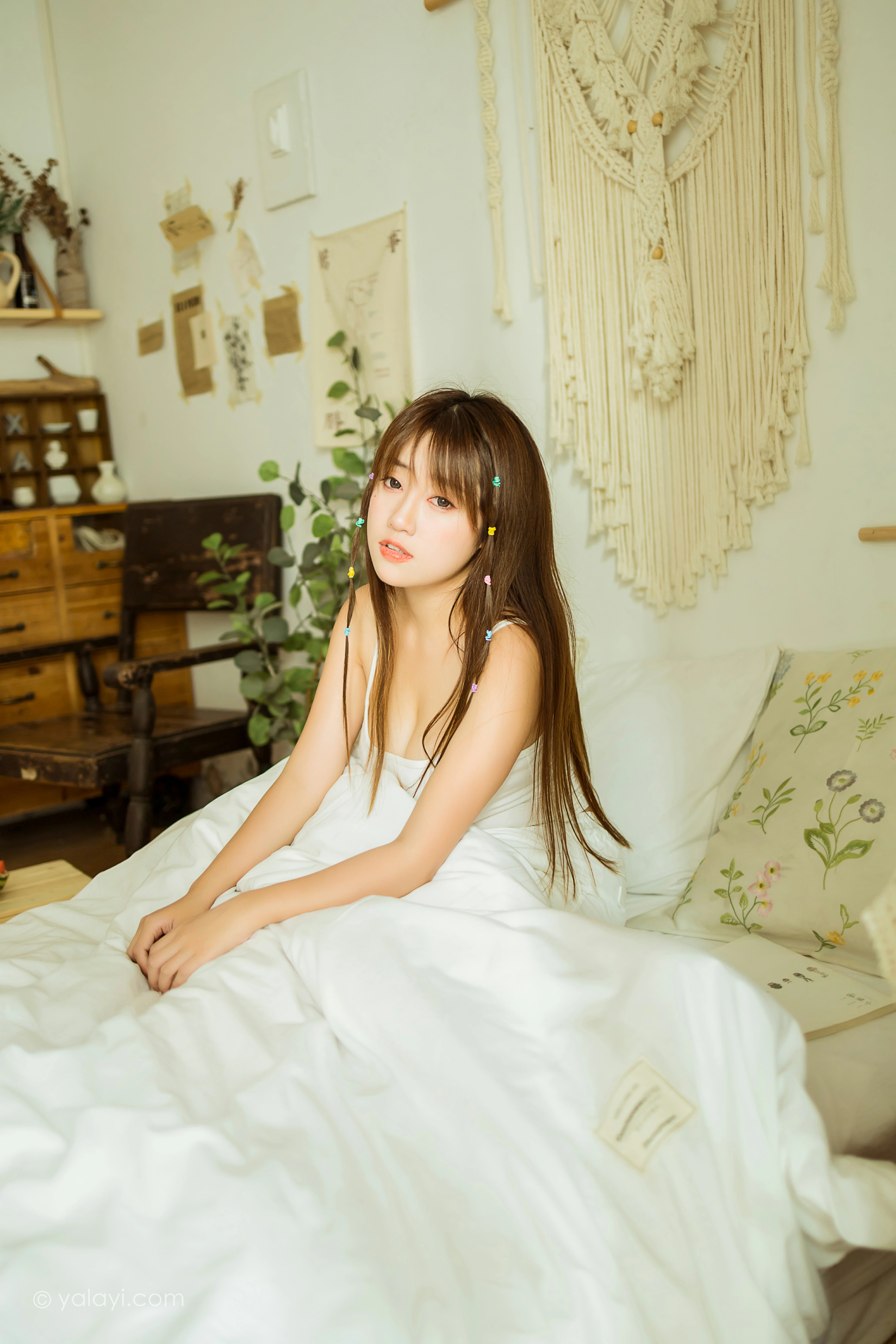[YALAYI雅拉伊]NO.798 夏日甜心 虞艺 白色性感小背心加白色短裤私房写真集第10张