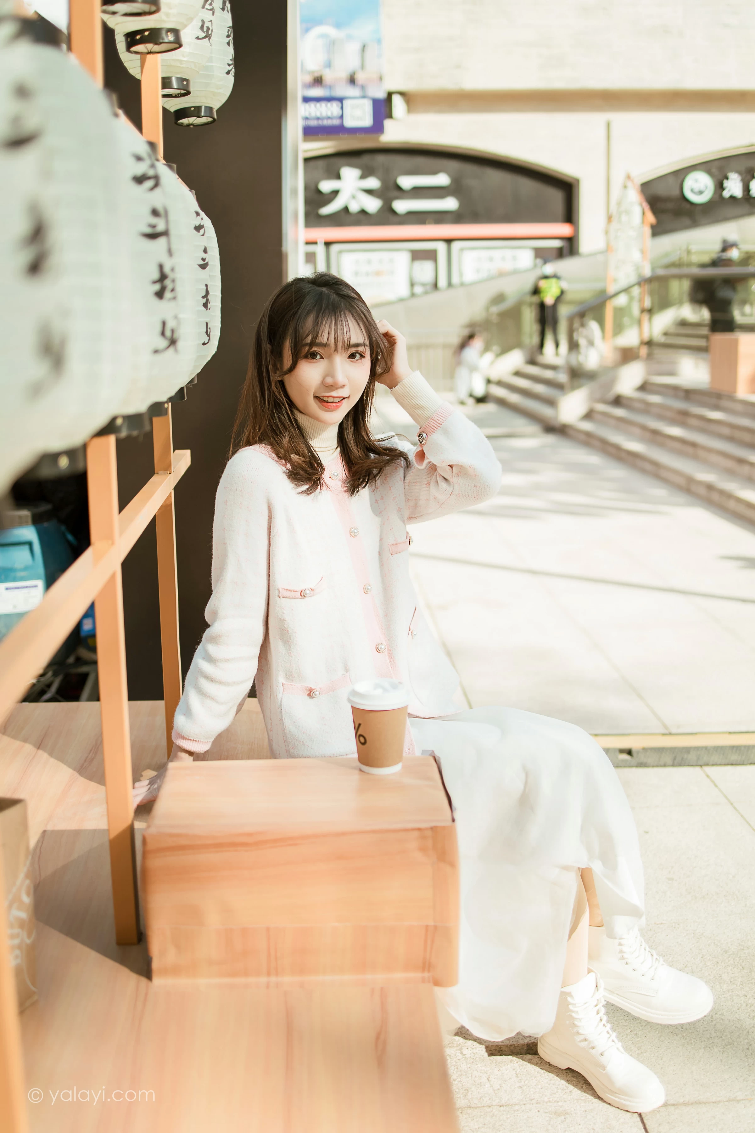 [YALAYI雅拉伊]NO.750 《甜蜜约会》 果果 粉色外套加白色长裙街拍写真第6张