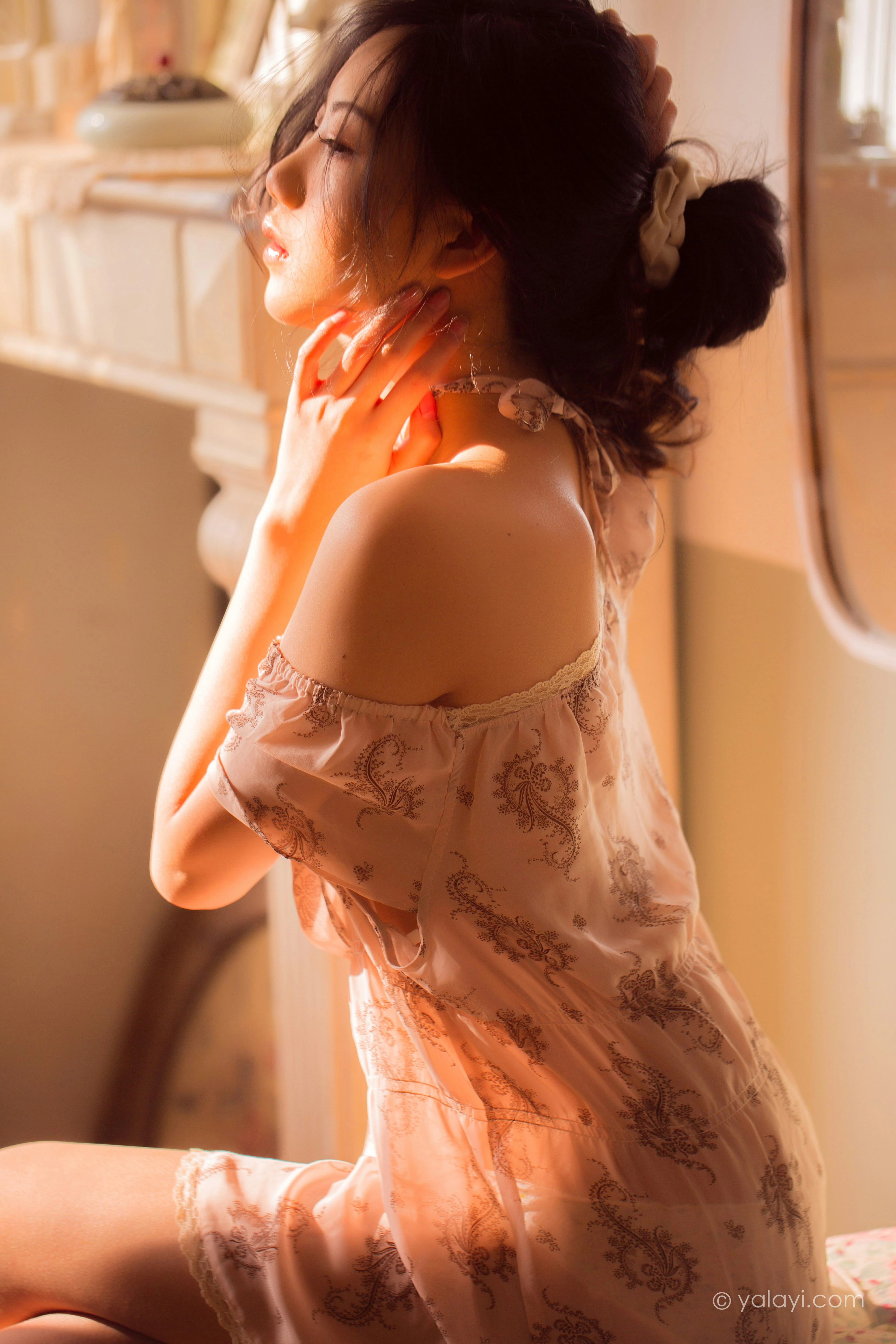 [YALAYI雅拉伊]NO.761 暂时的花儿 橘子 白色抹胸睡衣性感私房写真集第2张