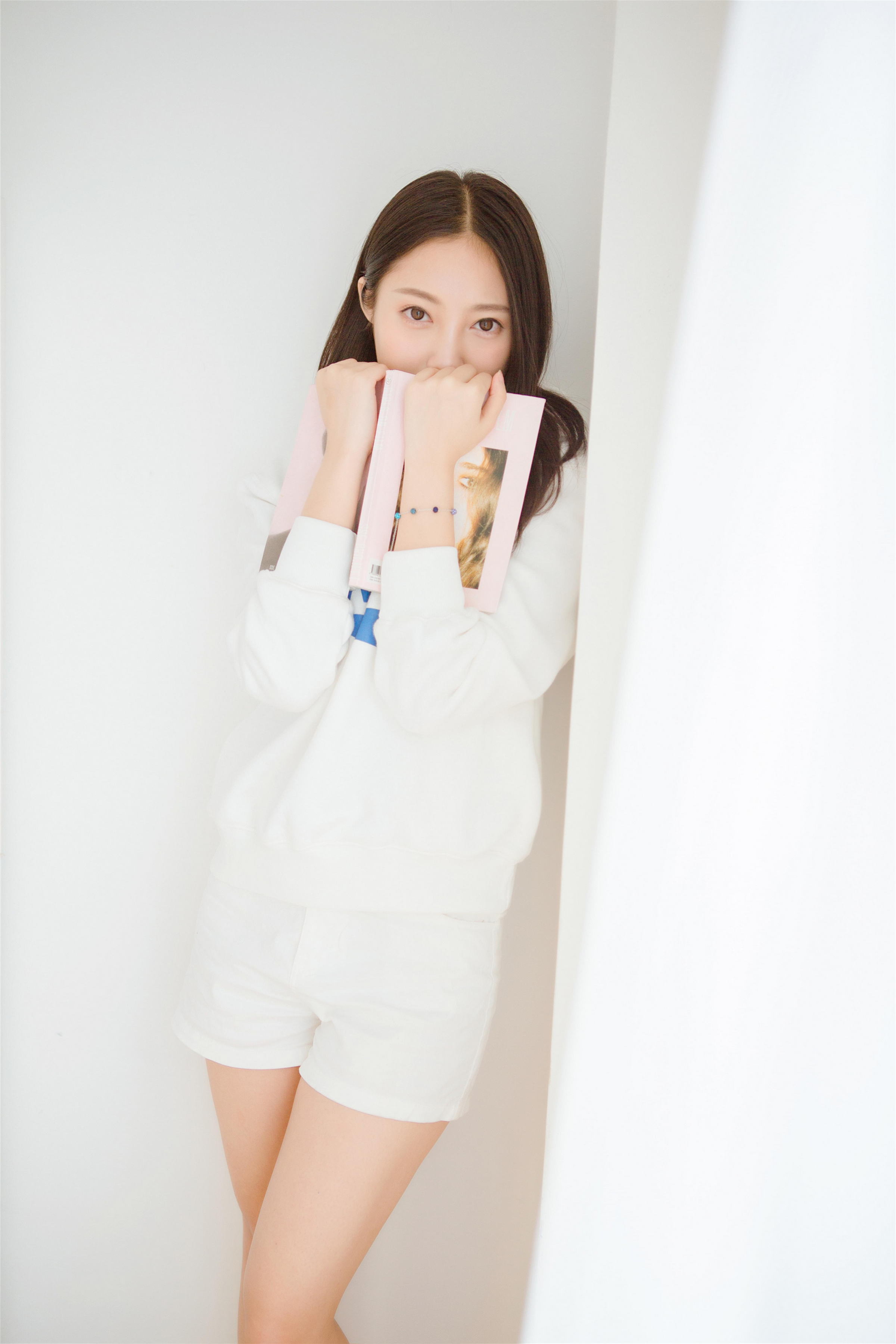 [YALAYI雅拉伊]2022.10.14 微甜的梦 阳光少女 白色卫衣加白色短裤清纯写真集第8张