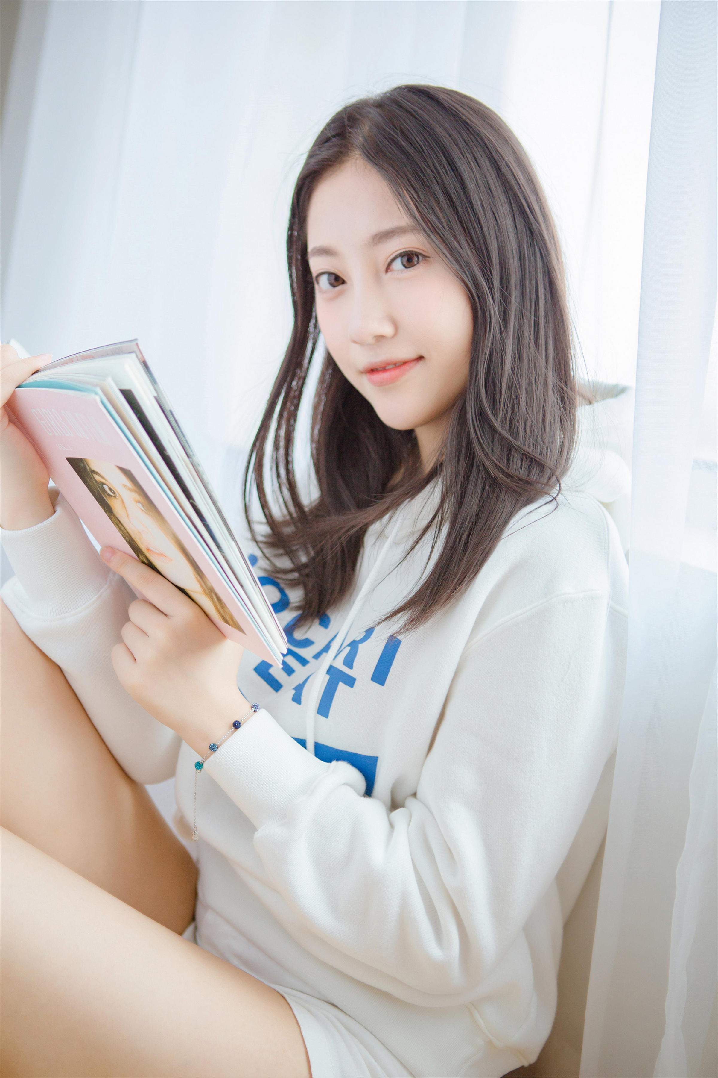 [YALAYI雅拉伊]2022.10.14 微甜的梦 阳光少女 白色卫衣加白色短裤清纯写真集第7张