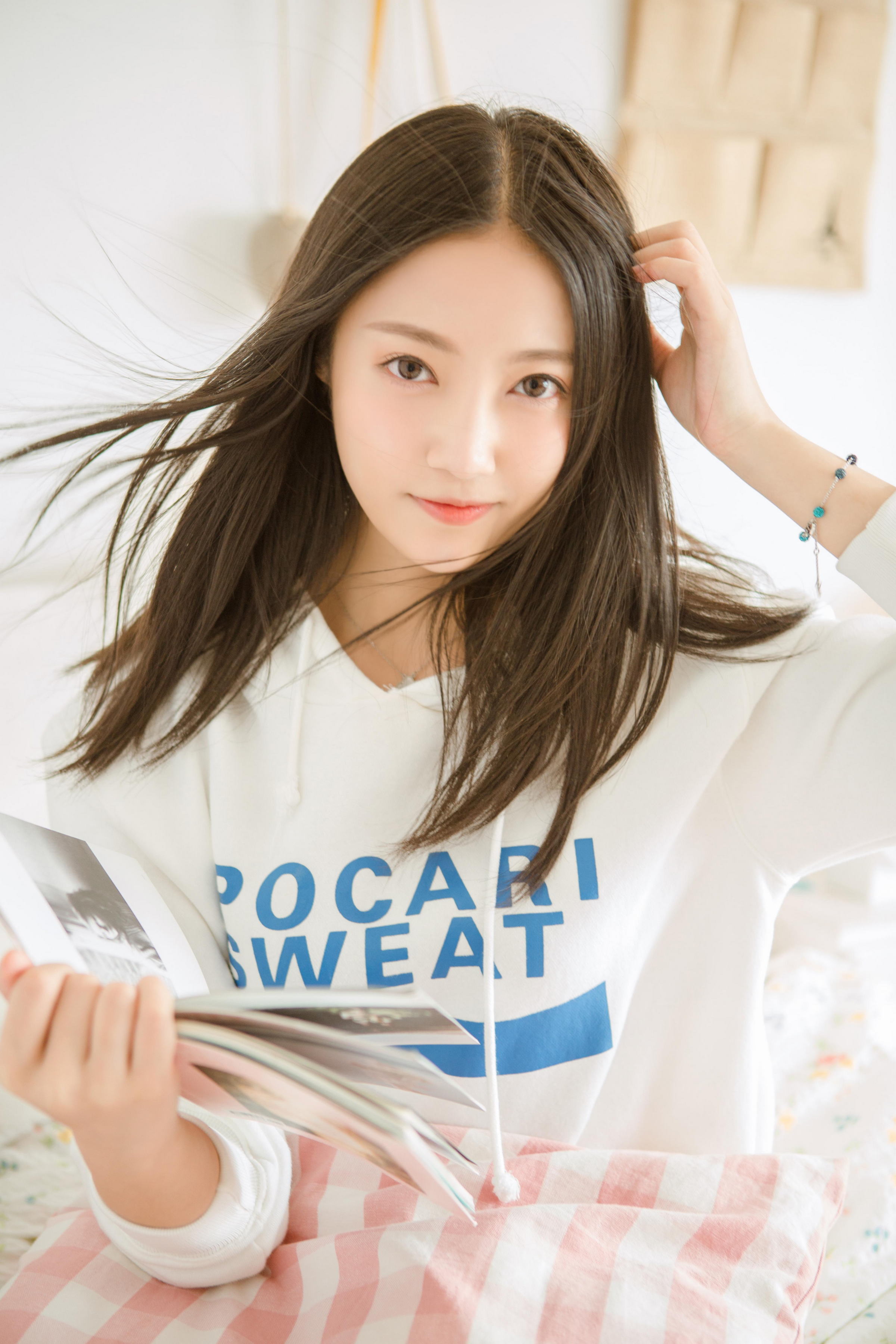 [YALAYI雅拉伊]2022.10.14 微甜的梦 阳光少女 白色卫衣加白色短裤清纯写真集第2张