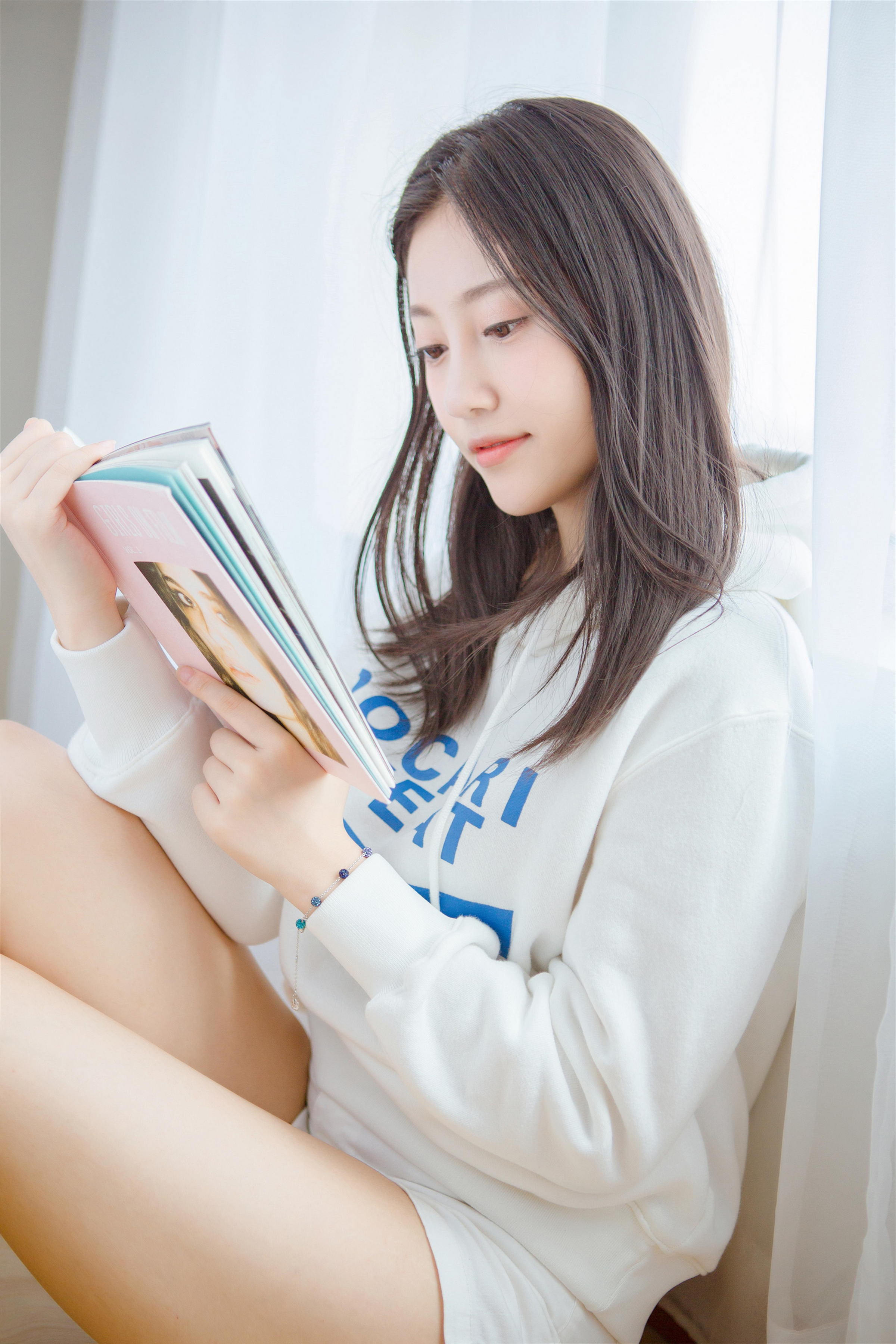 [YALAYI雅拉伊]2022.10.14 微甜的梦 阳光少女 白色卫衣加白色短裤清纯写真集第7张