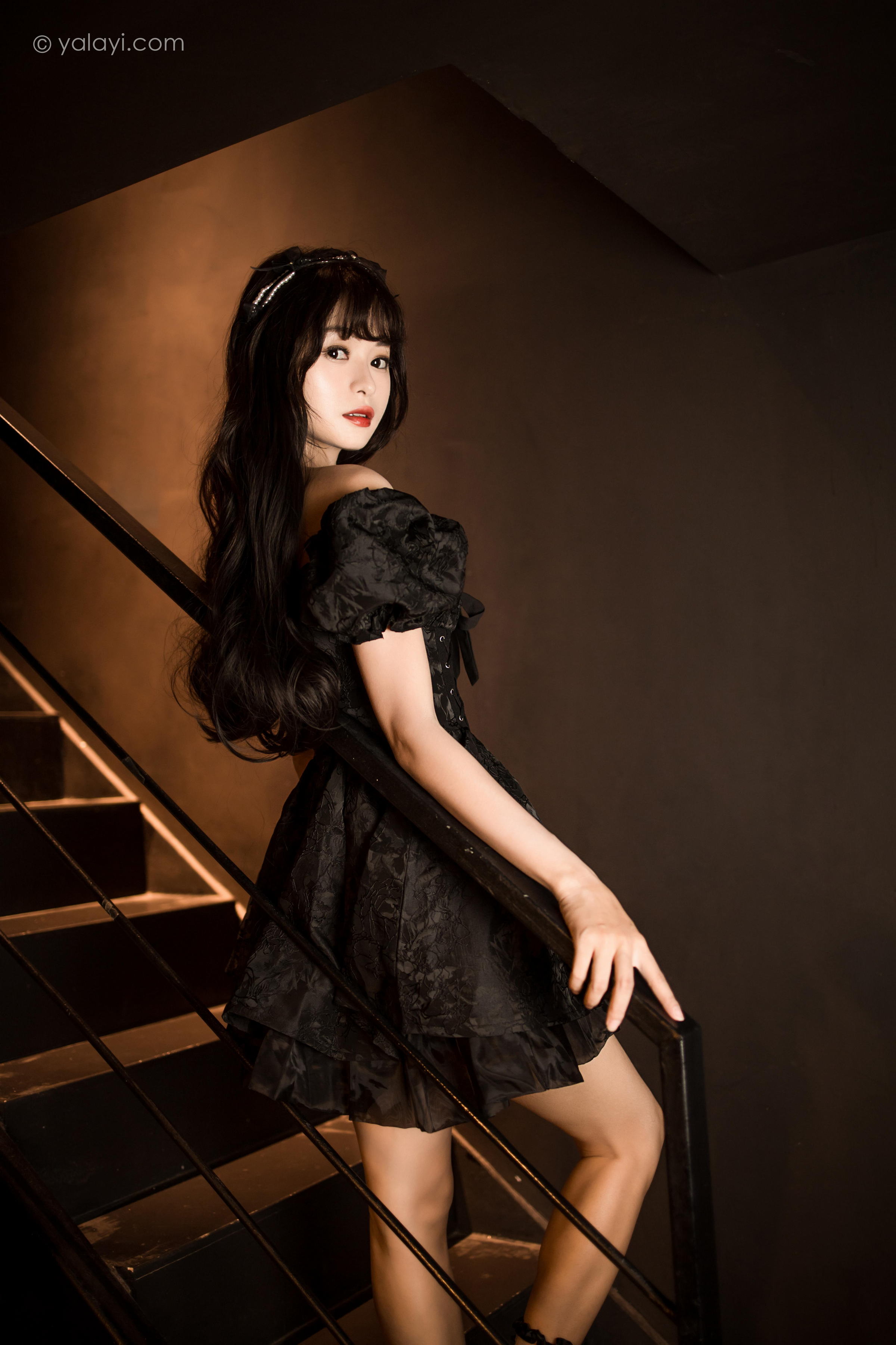 [YALAYI雅拉伊]2022.10.17 手办女友 小亭 黑色蕾丝连衣裙加黑色丝袜美腿清纯写真集第3张
