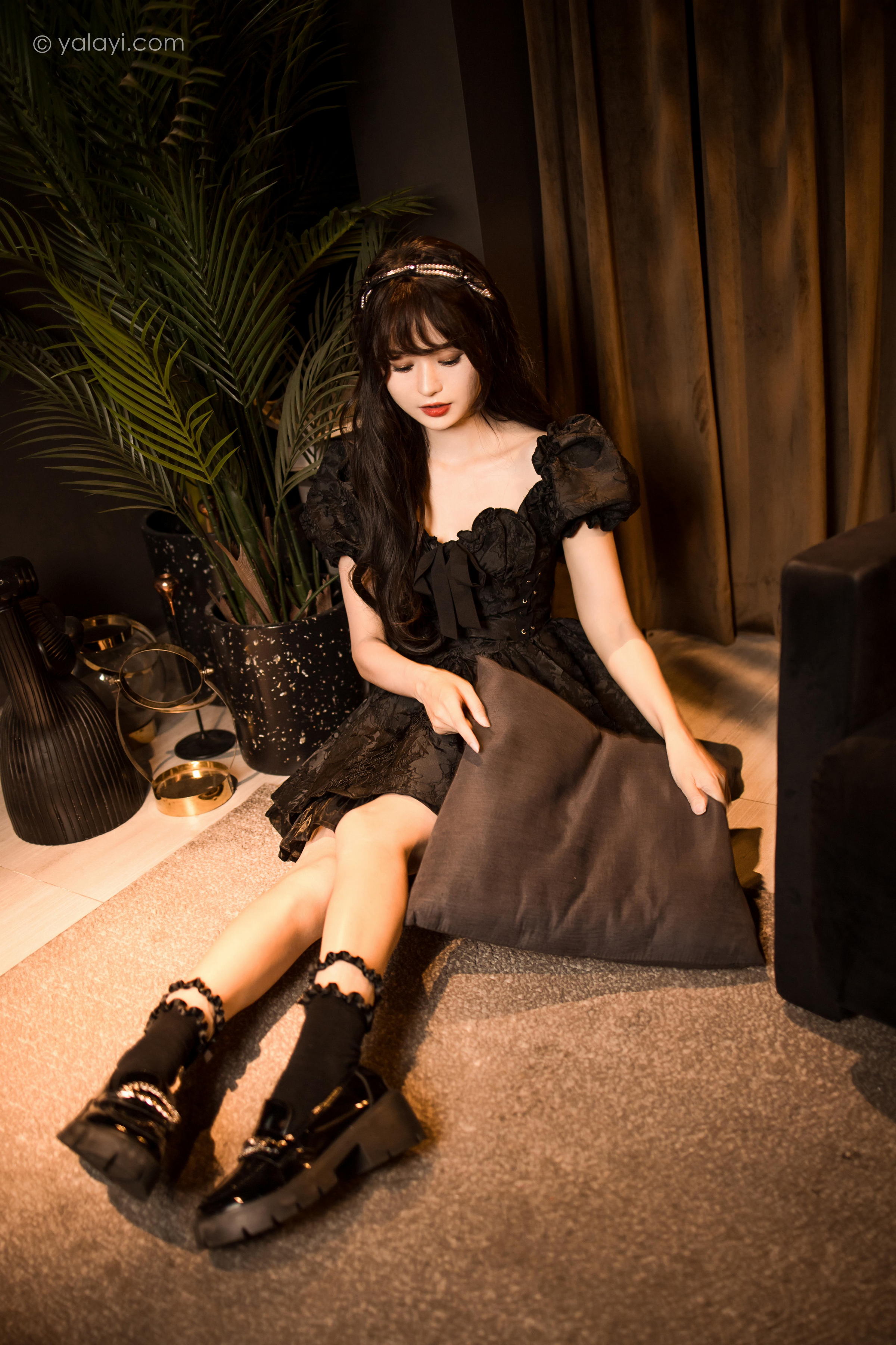 [YALAYI雅拉伊]2022.10.17 手办女友 小亭 黑色蕾丝连衣裙加黑色丝袜美腿清纯写真集第11张