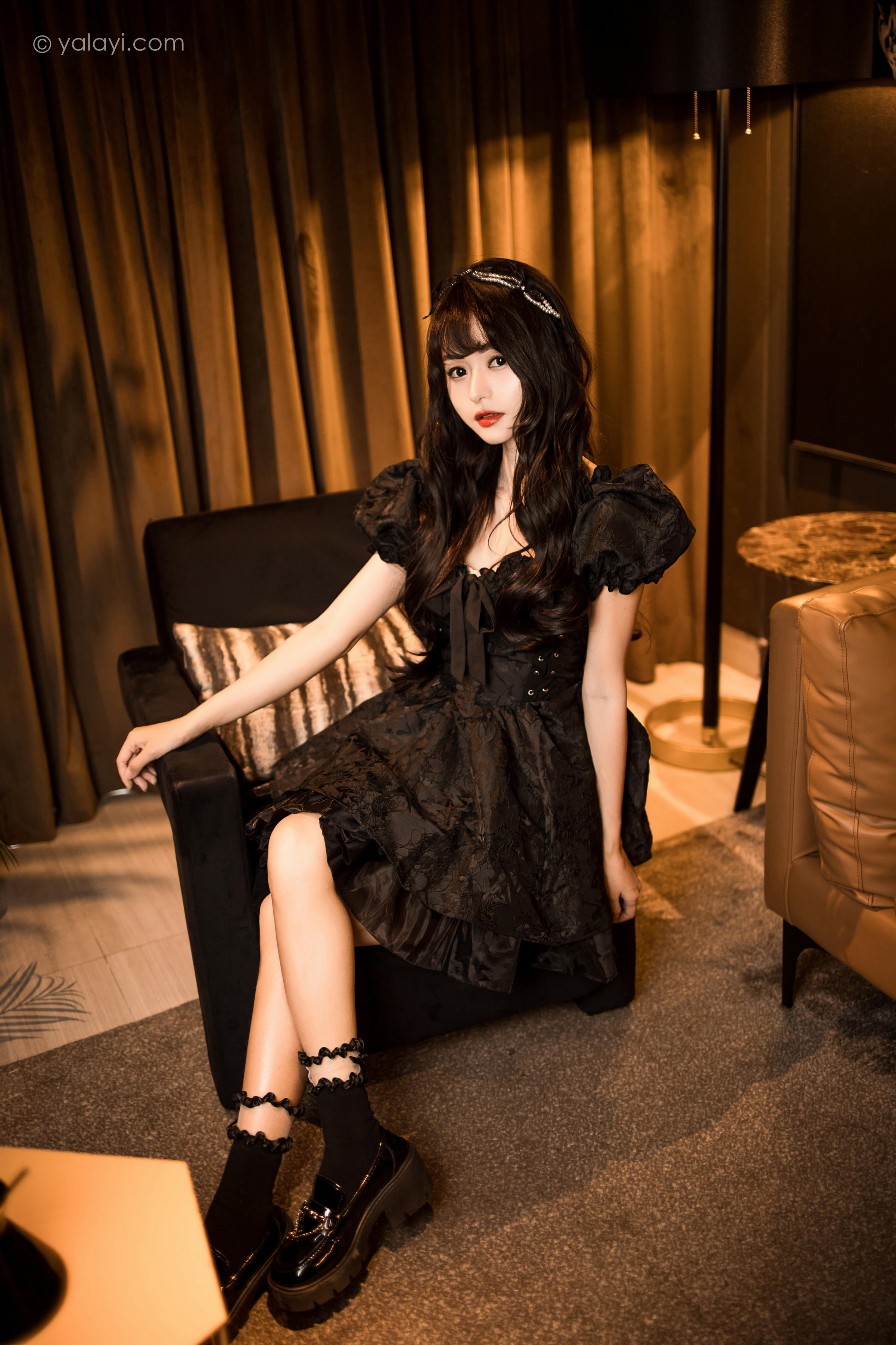 [YALAYI雅拉伊]2022.10.17 手办女友 小亭 黑色蕾丝连衣裙加黑色丝袜美腿清纯写真集第8张