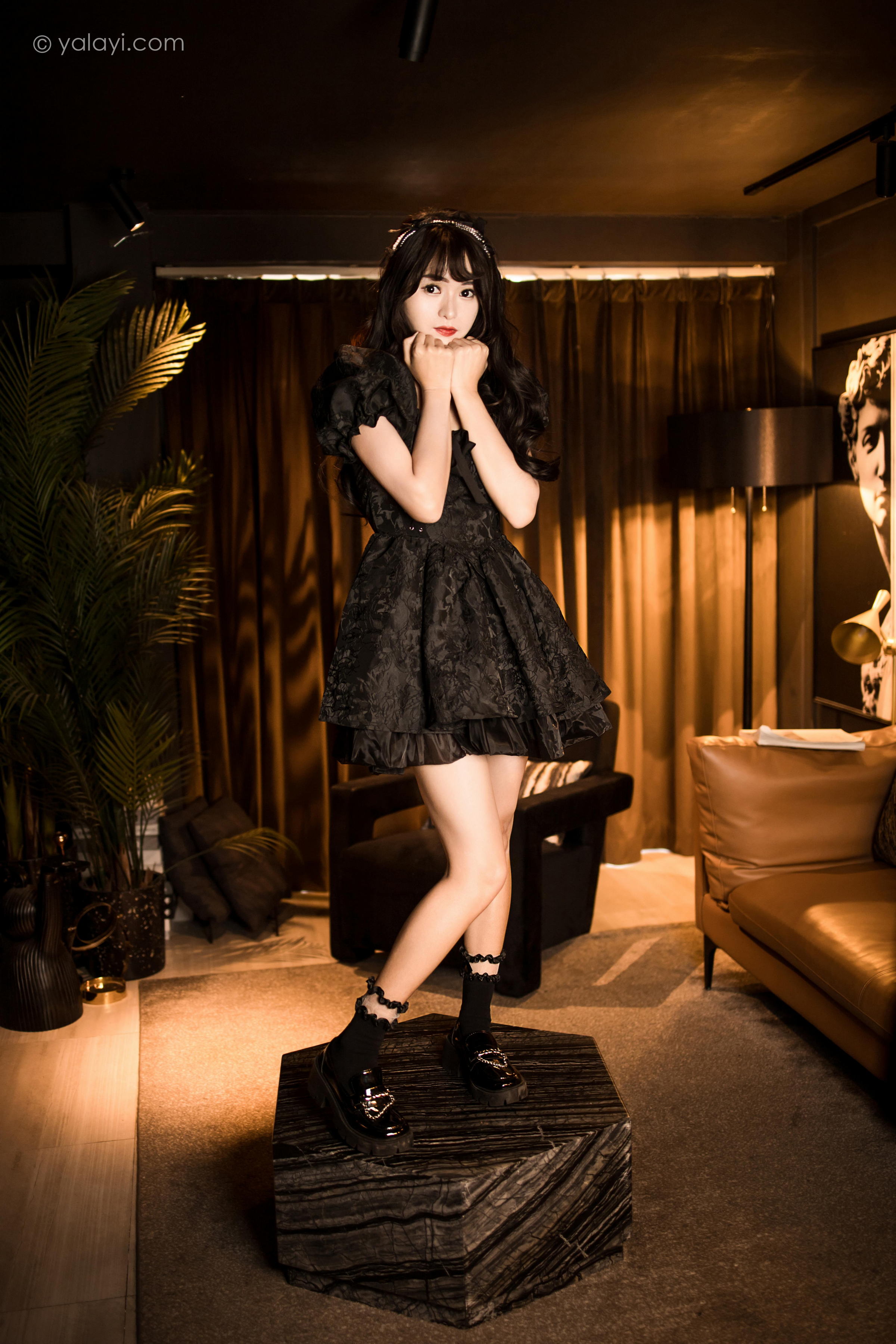 [YALAYI雅拉伊]2022.10.17 手办女友 小亭 黑色蕾丝连衣裙加黑色丝袜美腿清纯写真集第10张