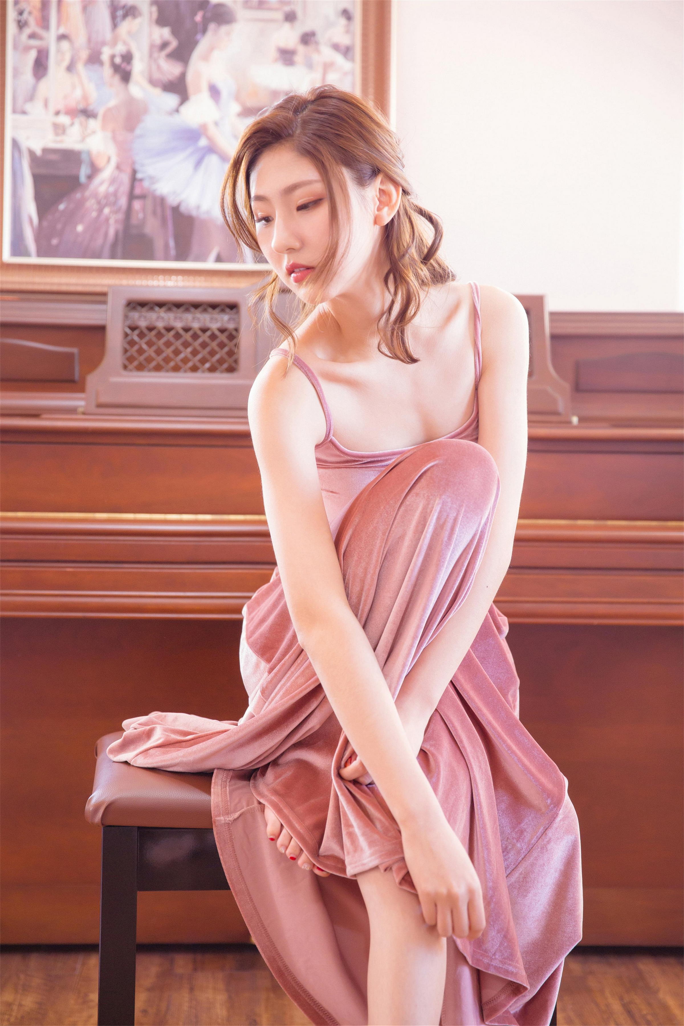 [YALAYI雅拉伊]2022.11.01 婀娜的舞者 清纯熟女少妇 粉色吊带裸背舞蹈裙性感写真集第6张