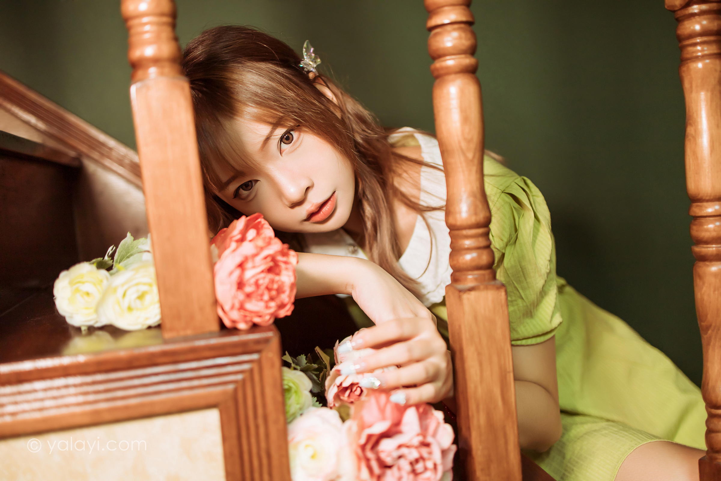 [YALAYI雅拉伊]2022.11.08 岁月 阿禾 淡黄色复古连衣裙居家清纯写真集第8张