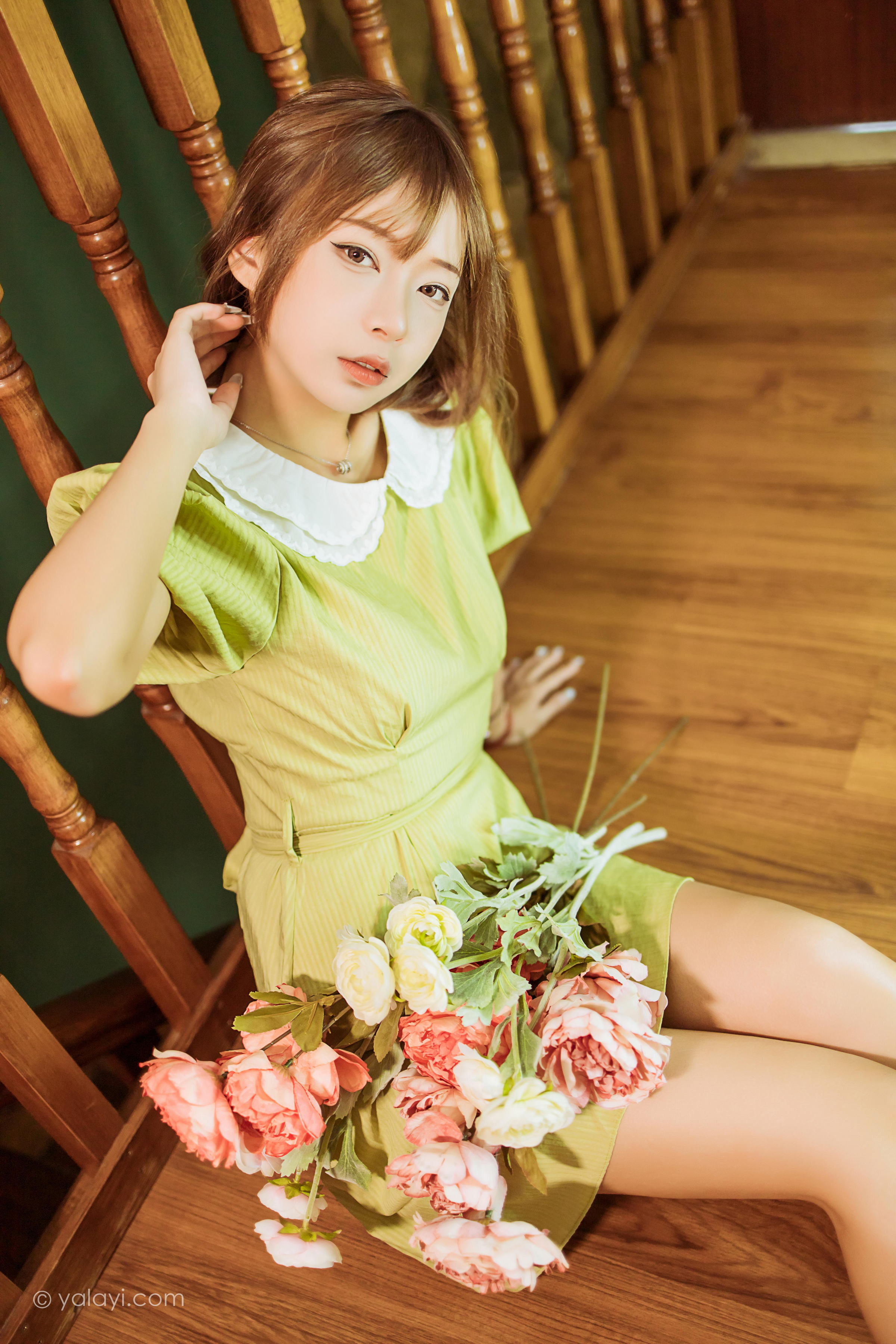 [YALAYI雅拉伊]2022.11.08 岁月 阿禾 淡黄色复古连衣裙居家清纯写真集第11张