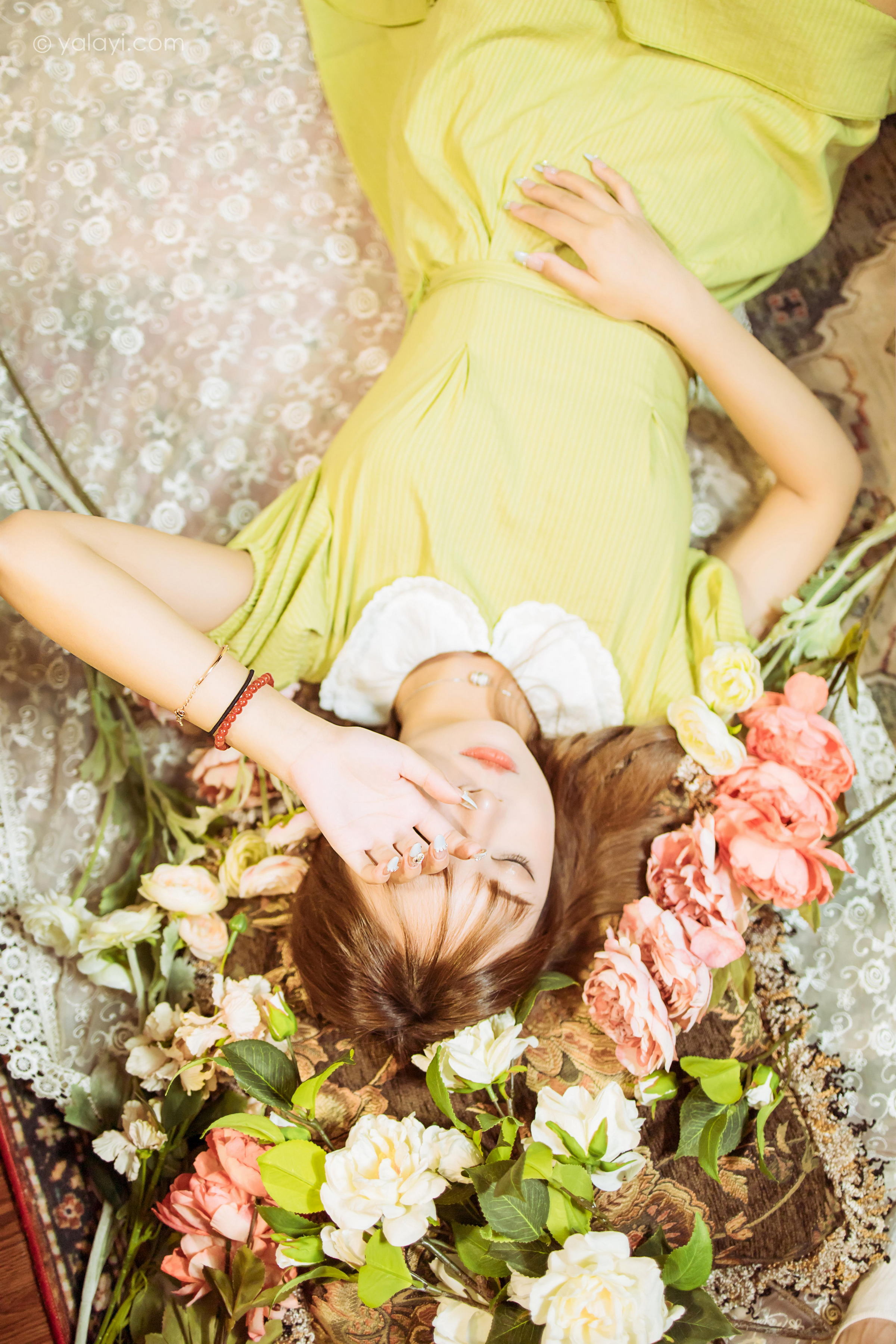 [YALAYI雅拉伊]2022.11.08 岁月 阿禾 淡黄色复古连衣裙居家清纯写真集第15张