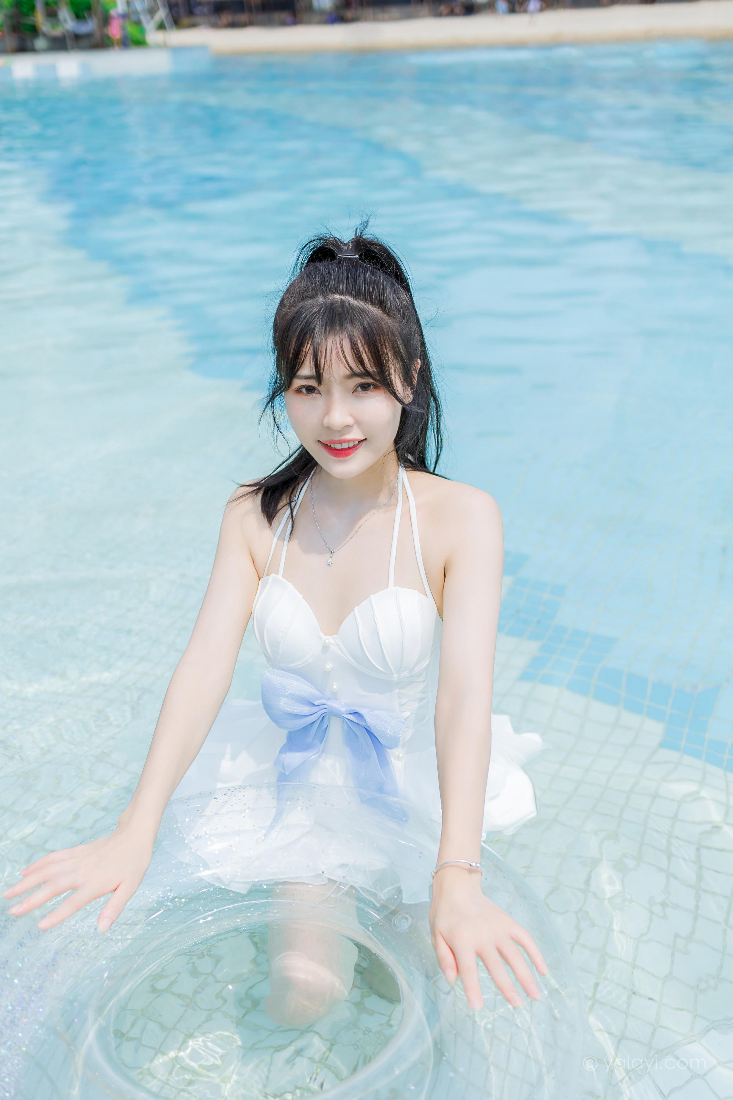 [YALAYI雅拉伊]2022.11.12 美人鱼 程小蝶 白色吊带比基尼泳装小短裙性感写真集第2张