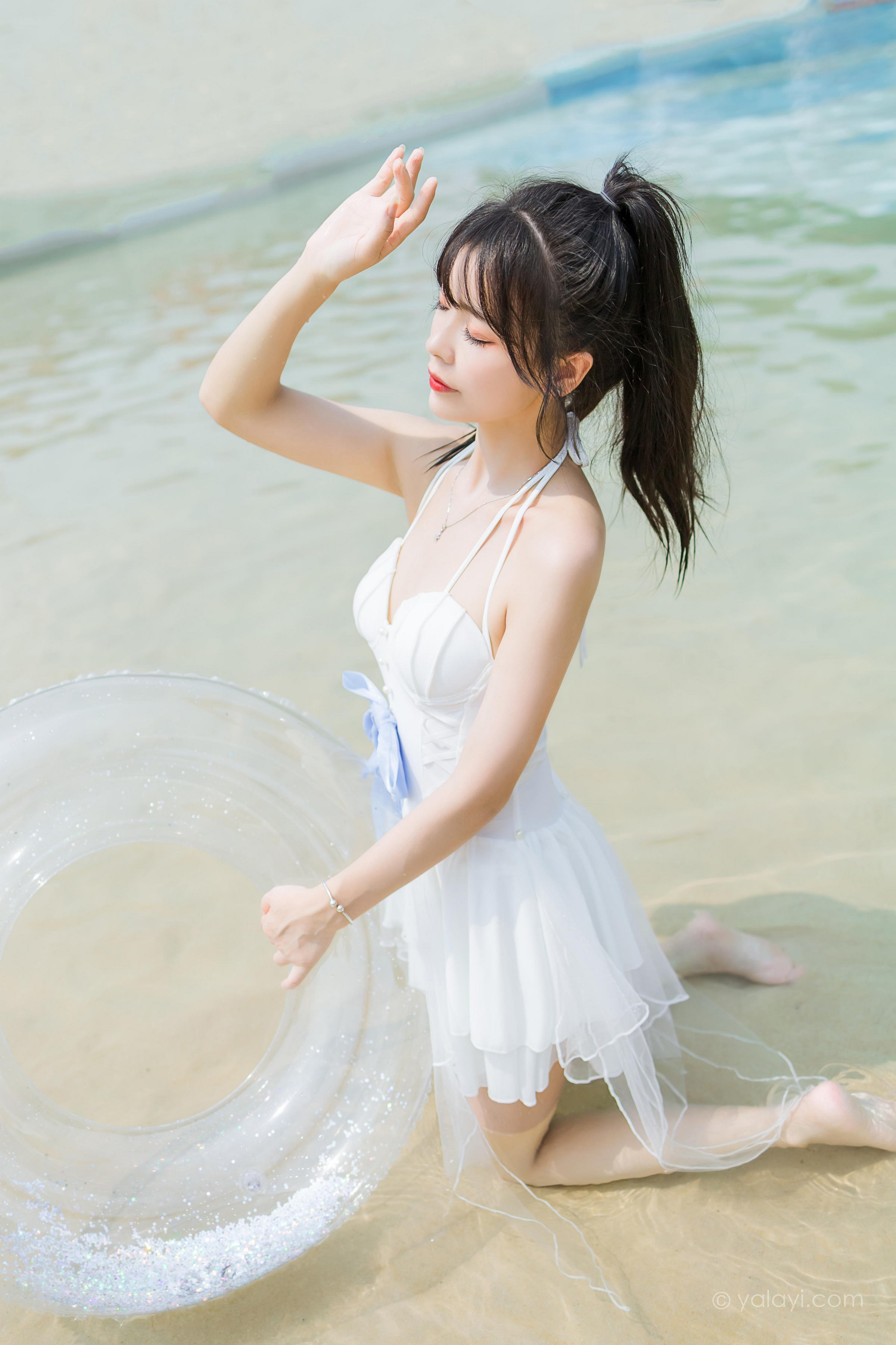 [YALAYI雅拉伊]2022.11.12 美人鱼 程小蝶 白色吊带比基尼泳装小短裙性感写真集第10张