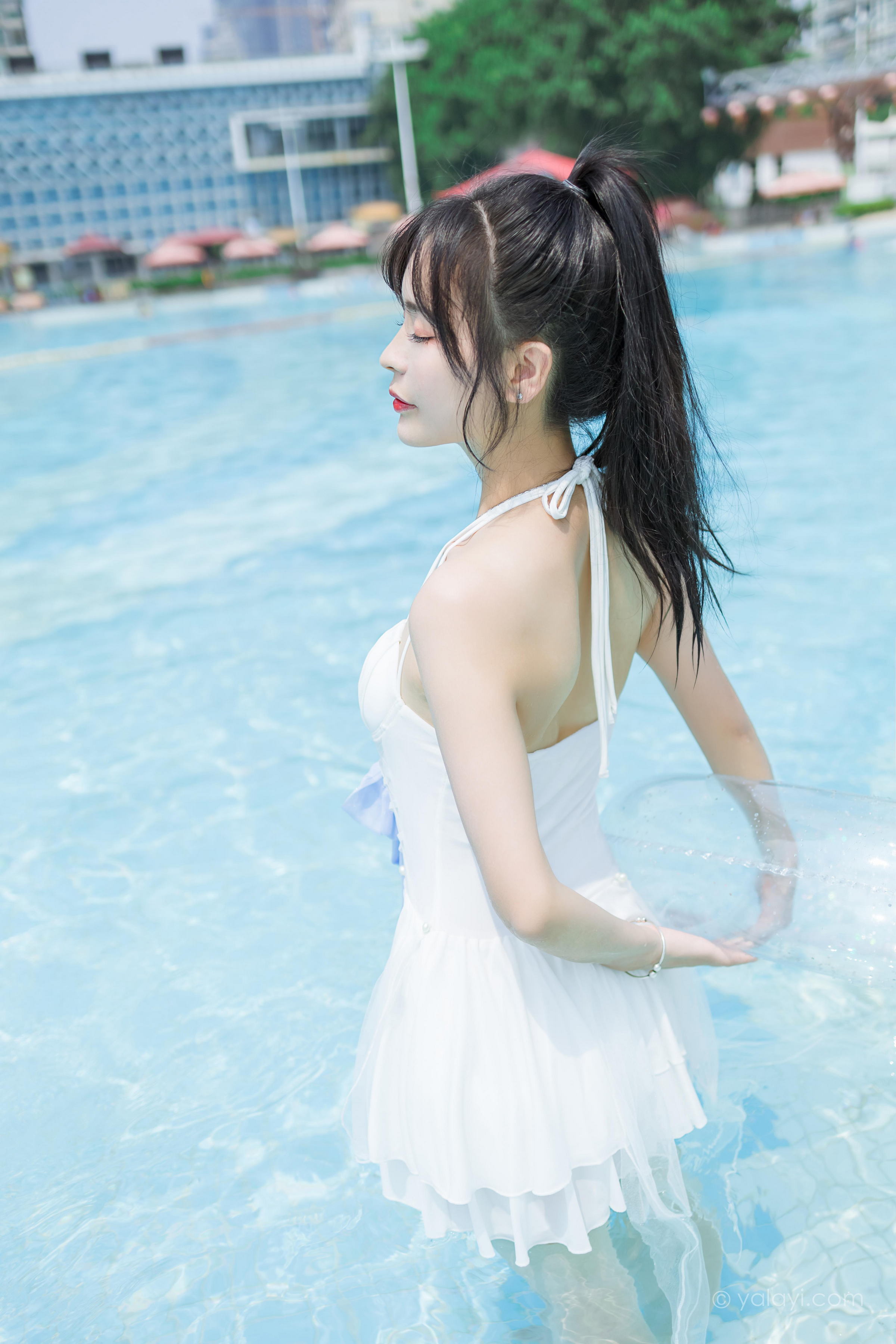 [YALAYI雅拉伊]2022.11.12 美人鱼 程小蝶 白色吊带比基尼泳装小短裙性感写真集第7张