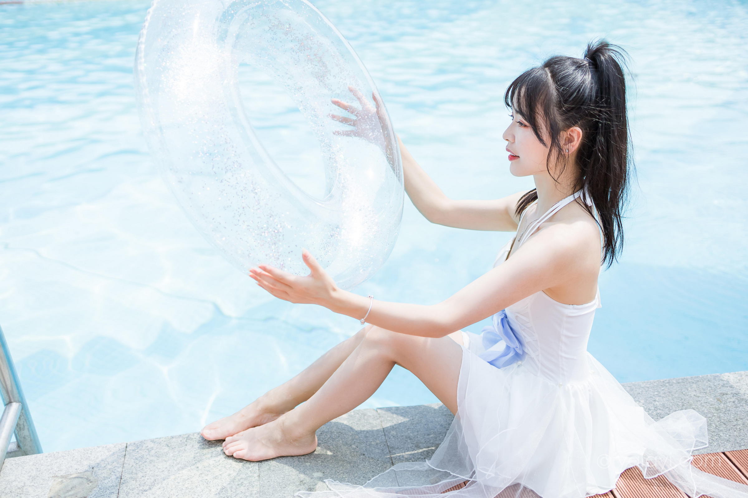 [YALAYI雅拉伊]2022.11.12 美人鱼 程小蝶 白色吊带比基尼泳装小短裙性感写真集第14张