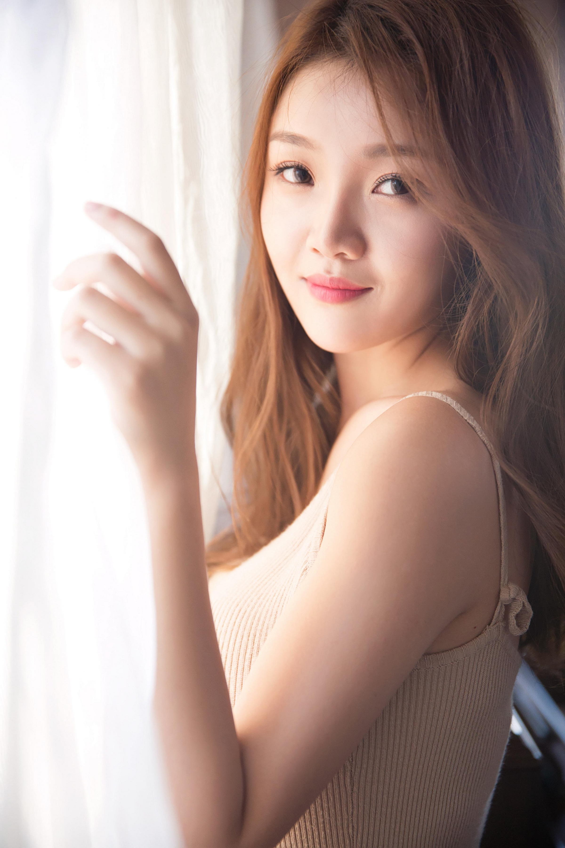 [YALAYI雅拉伊]2022.11.16 可爱的小美人儿 橙色外套加棕色吊带连衣裙居家清纯写真集第6张