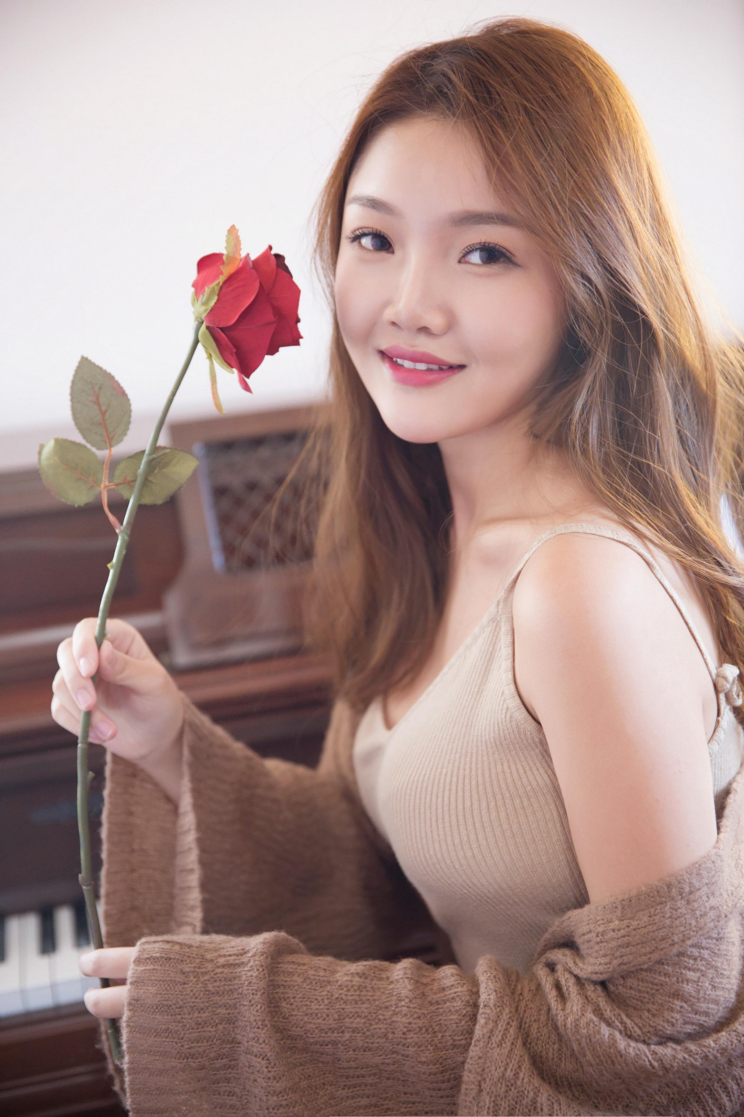 [YALAYI雅拉伊]2022.11.16 可爱的小美人儿 橙色外套加棕色吊带连衣裙居家清纯写真集第8张