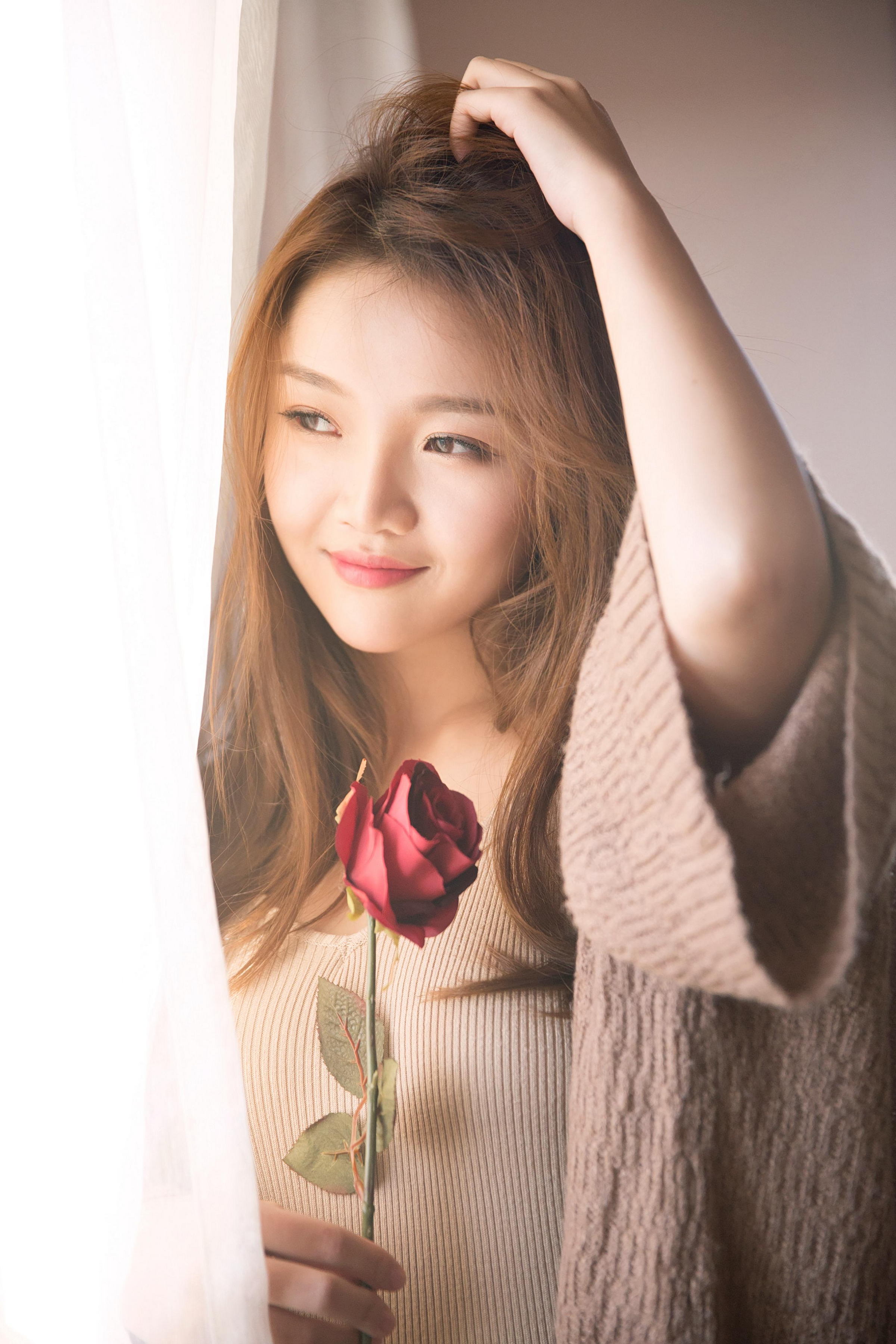 [YALAYI雅拉伊]2022.11.16 可爱的小美人儿 橙色外套加棕色吊带连衣裙居家清纯写真集第7张