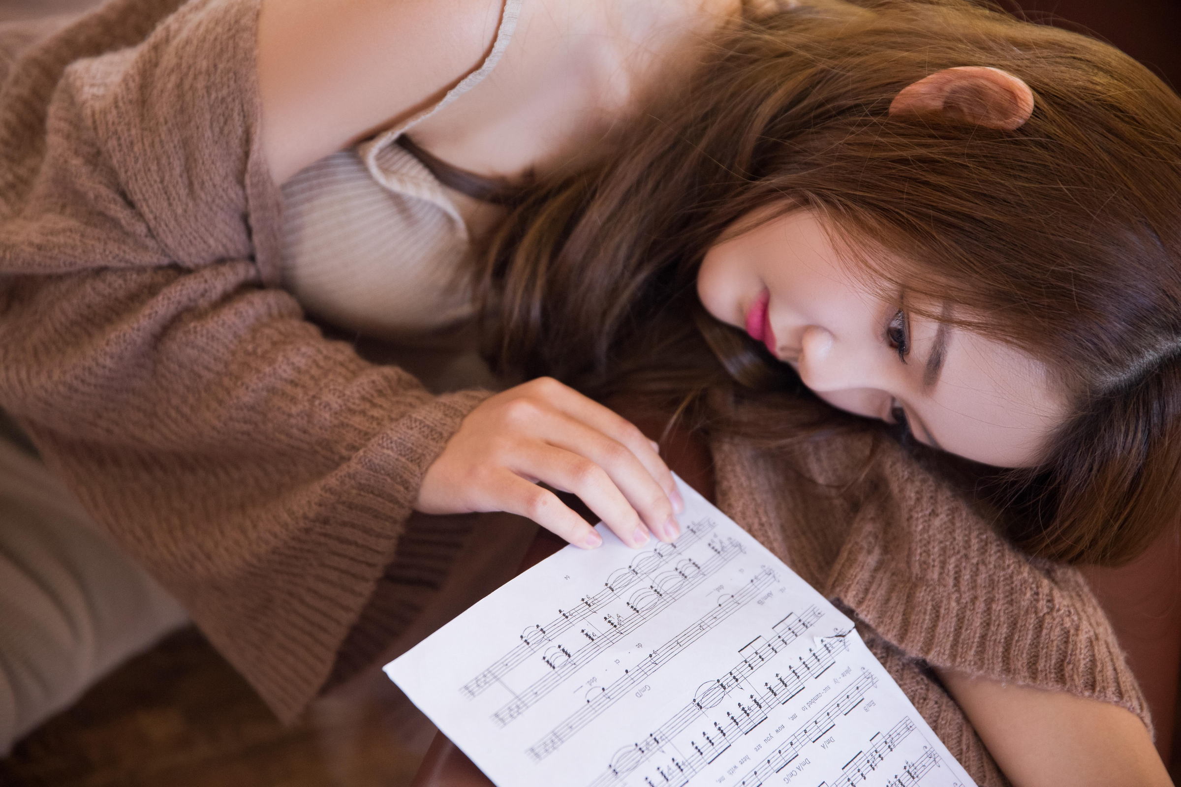 [YALAYI雅拉伊]2022.11.16 可爱的小美人儿 橙色外套加棕色吊带连衣裙居家清纯写真集第2张