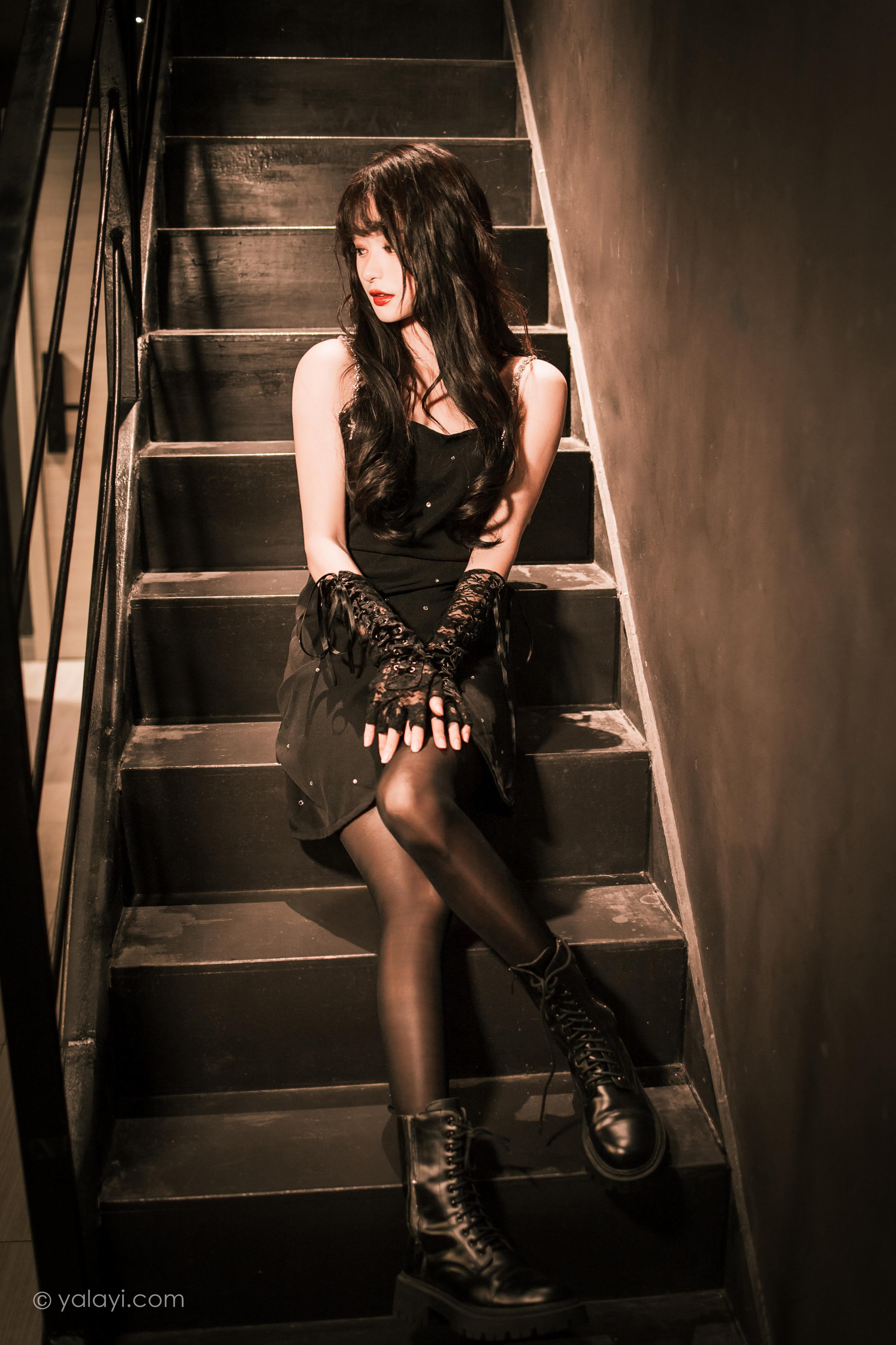 [YALAYI雅拉伊]2022.11.22 一丝忧郁 小亭 黑色吊带连衣裙加黑丝美腿性感复古写真集第6张