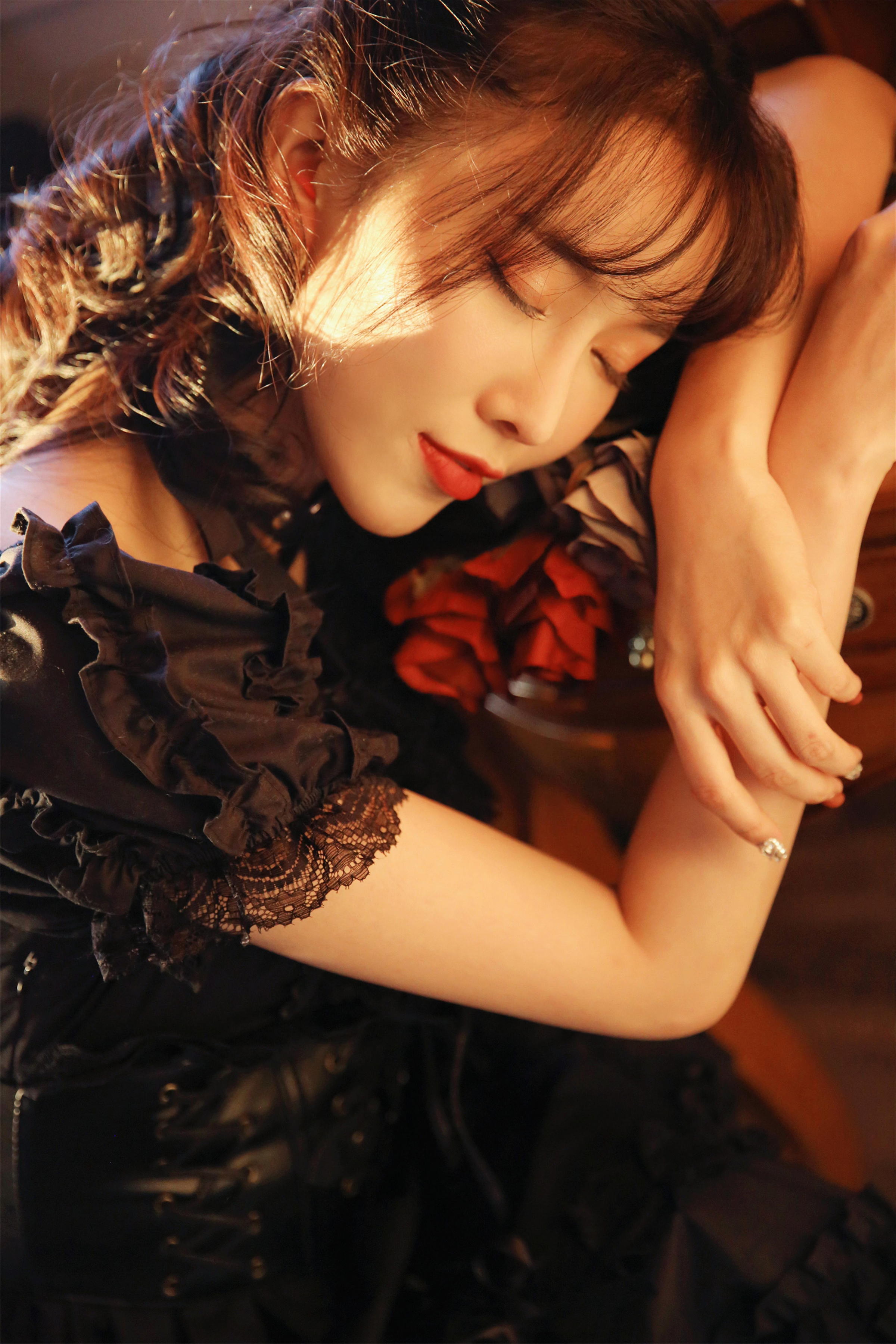 [YALAYI雅拉伊]2022.11.26 性感小妖精 黑色塑身蕾丝连衣裙复古私房写真集第5张