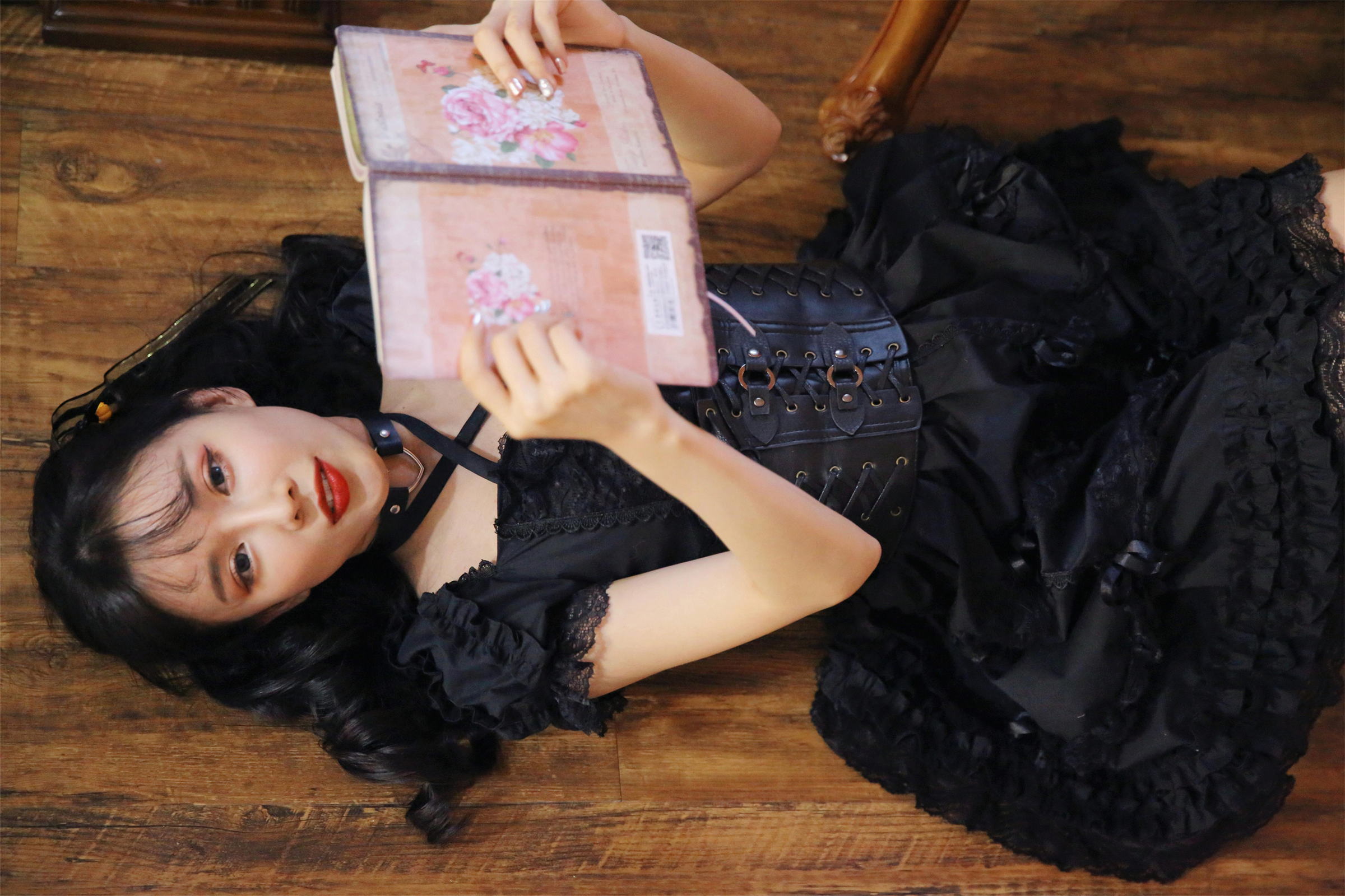 [YALAYI雅拉伊]2022.11.26 性感小妖精 黑色塑身蕾丝连衣裙复古私房写真集第12张