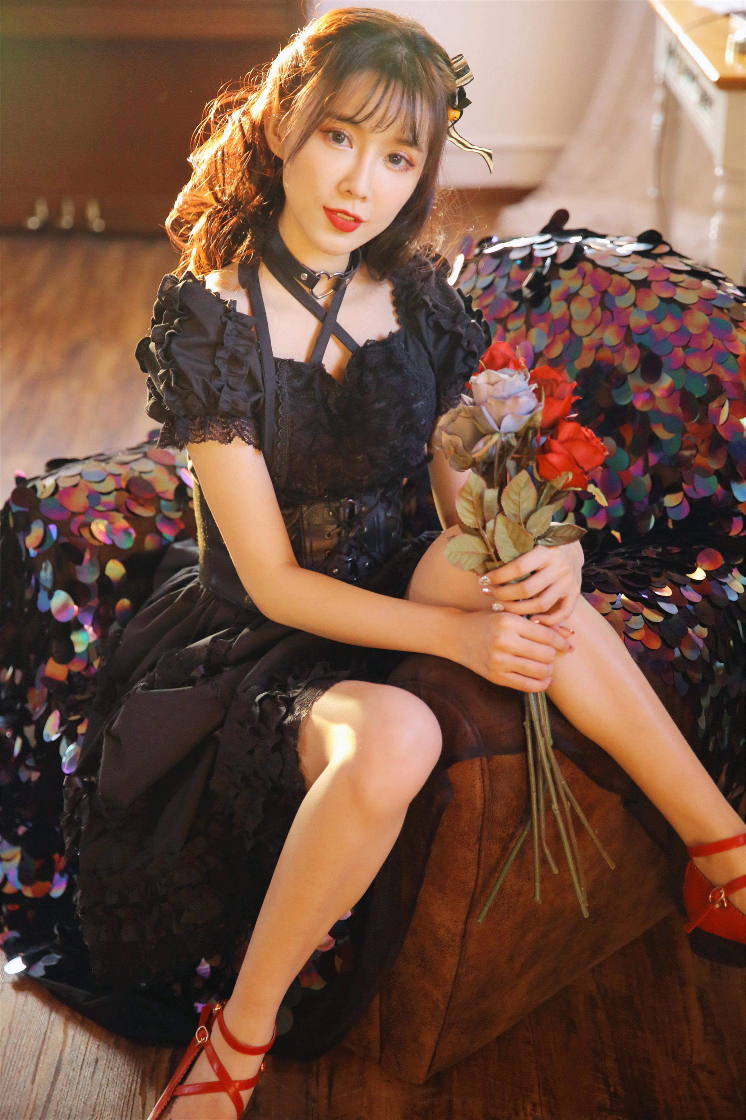 [YALAYI雅拉伊]2022.11.26 性感小妖精 黑色塑身蕾丝连衣裙复古私房写真集第12张