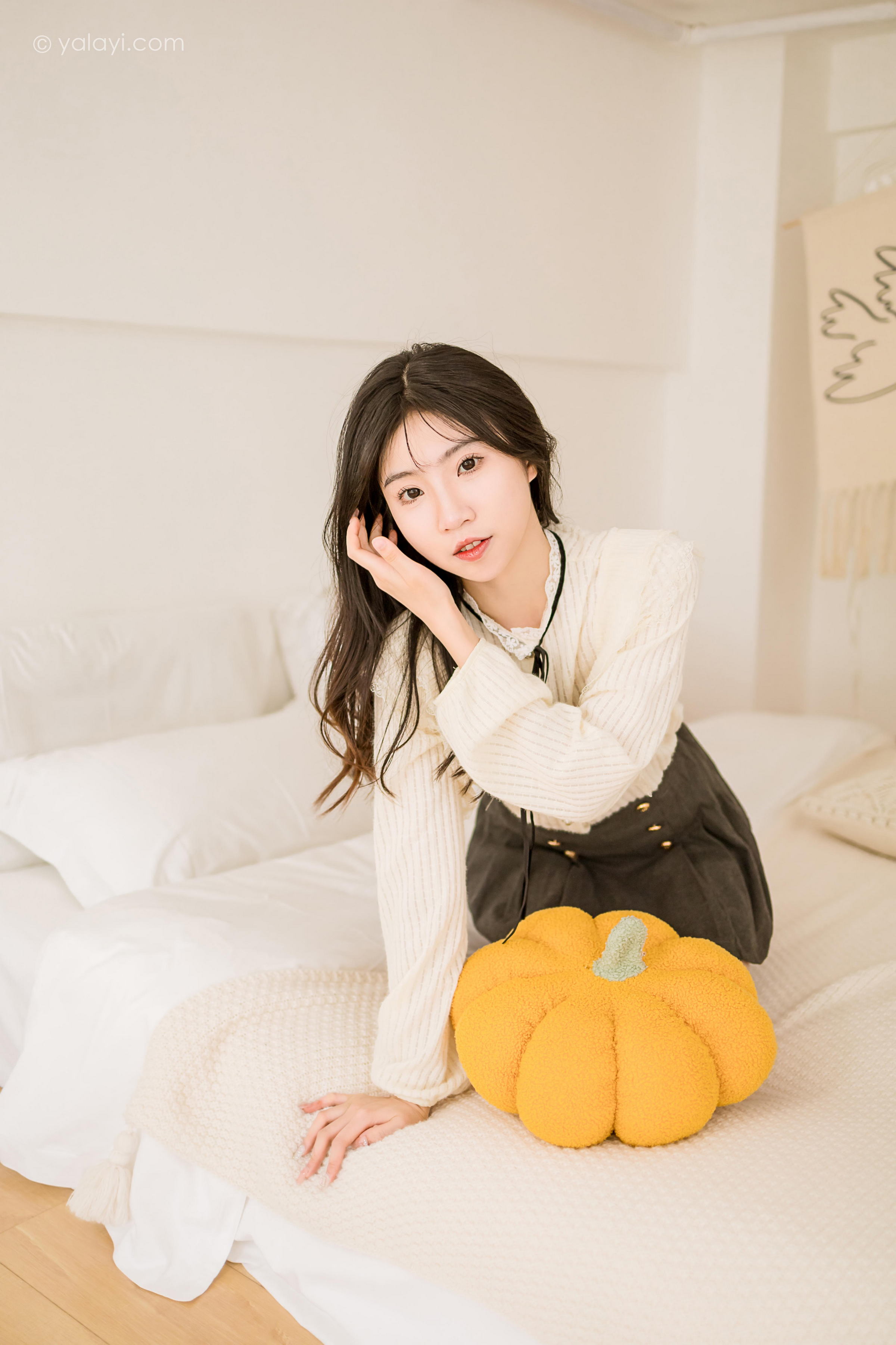 [YALAYI雅拉伊]2022.12.05 大幸福 小乔 白色镂空衬衫加灰色短裙居家清纯写真集第2张