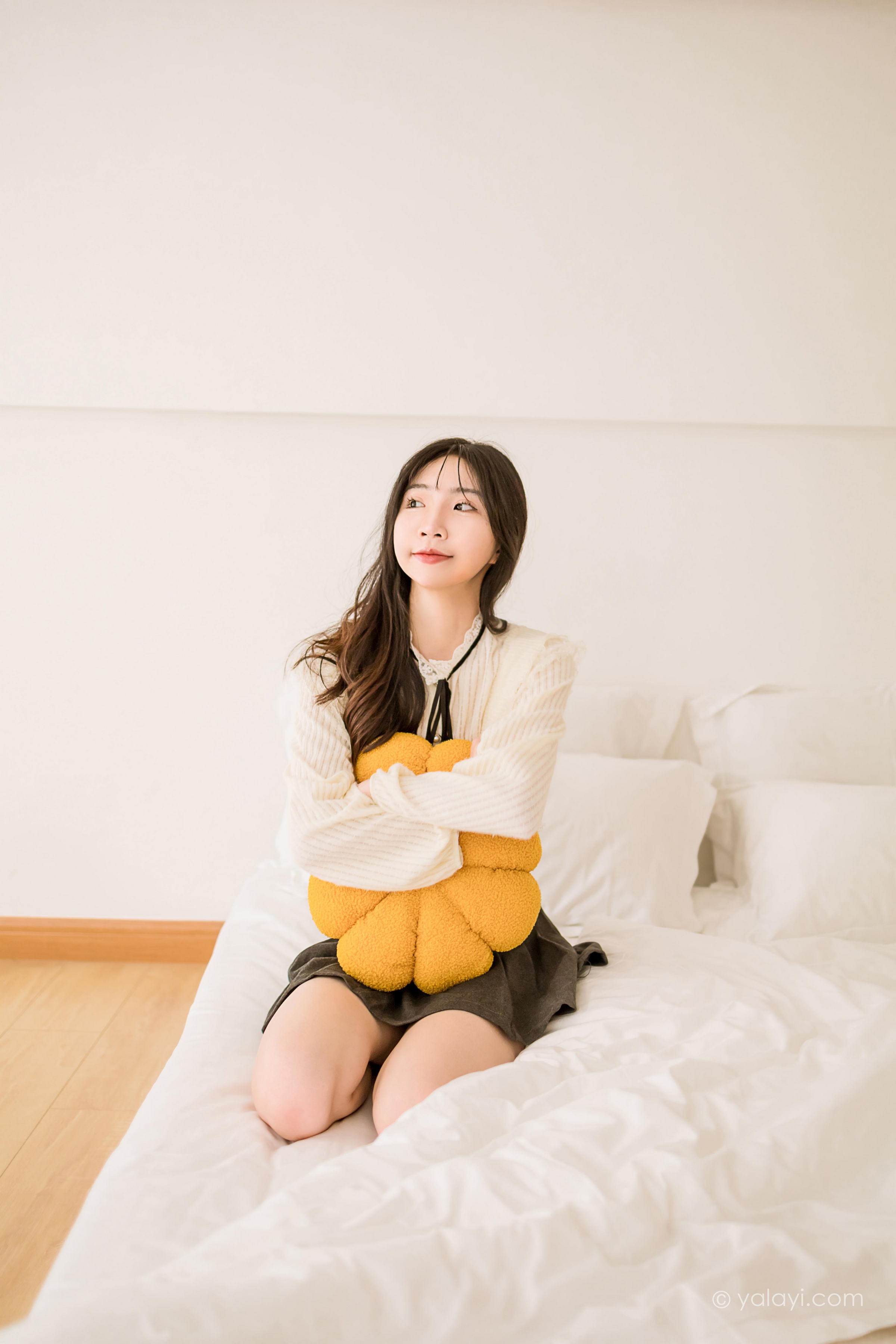 [YALAYI雅拉伊]2022.12.05 大幸福 小乔 白色镂空衬衫加灰色短裙居家清纯写真集第7张