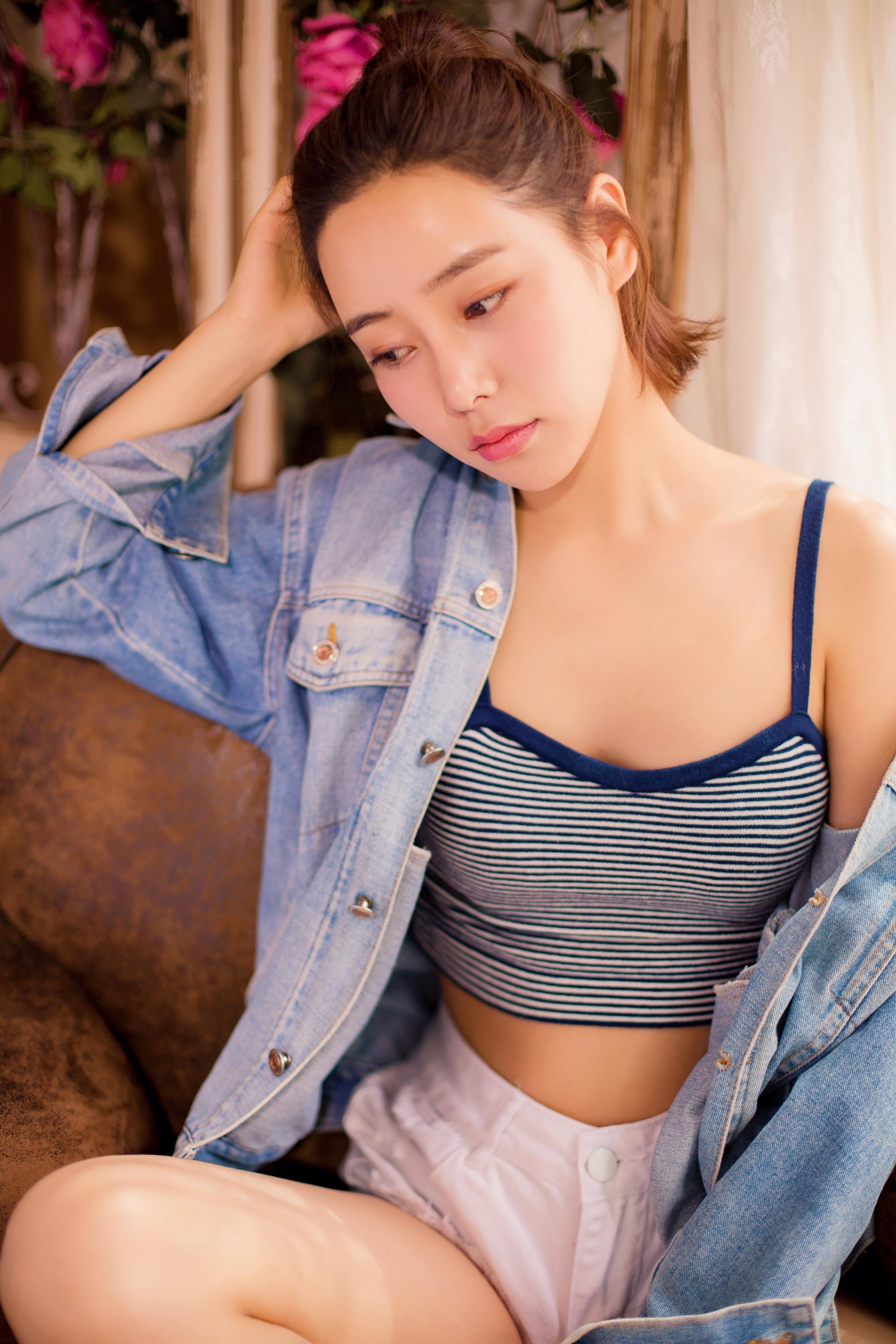 [YALAYI雅拉伊]2022.12.08 不负遇见 小乔 牛仔外套与吊带小背心加白色短裤性感私房写真集第7张