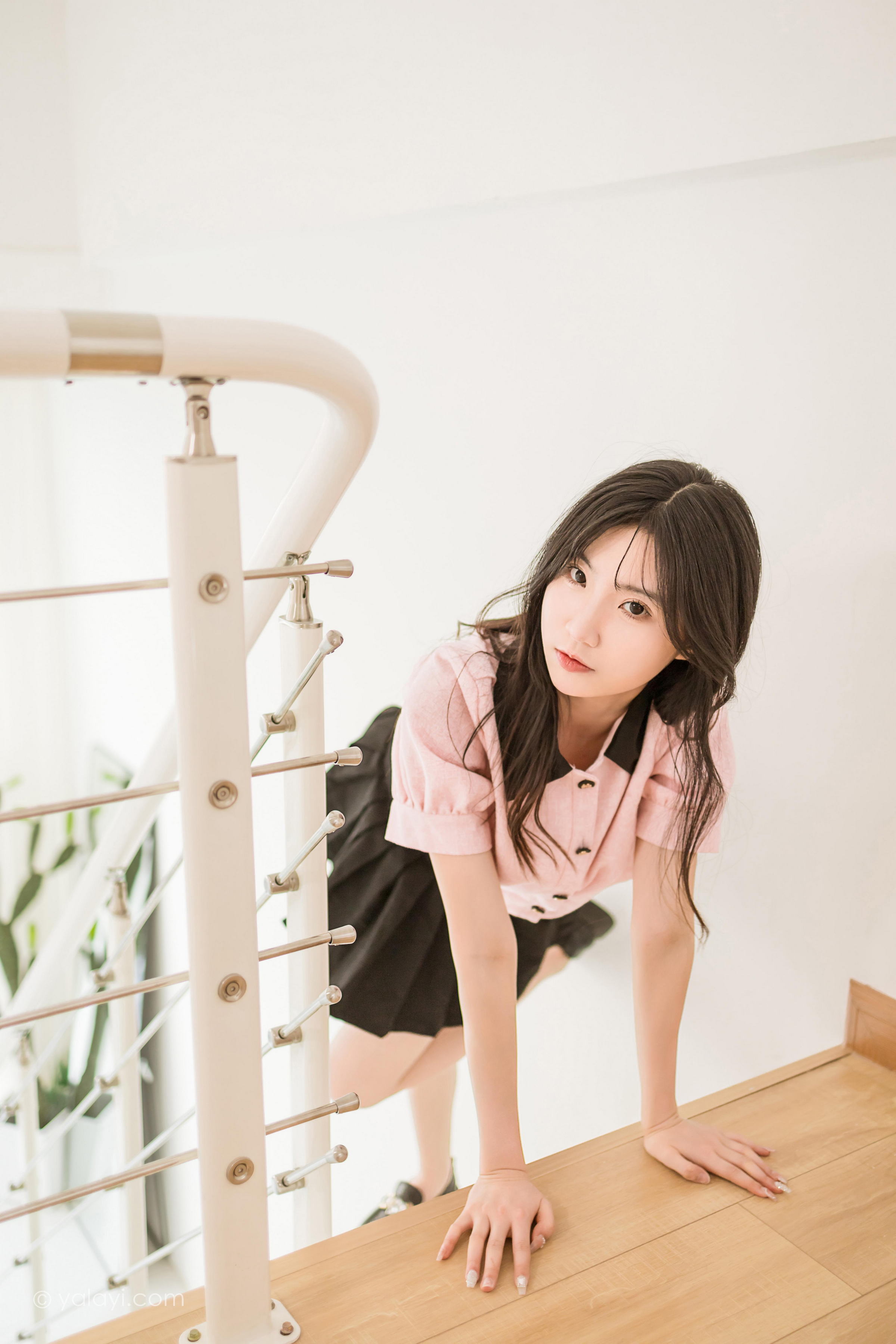 [YALAYI雅拉伊]2022.12.16 牛奶糖 小乔 粉色露腰小外套加黑色百褶短裙清纯写真集第7张