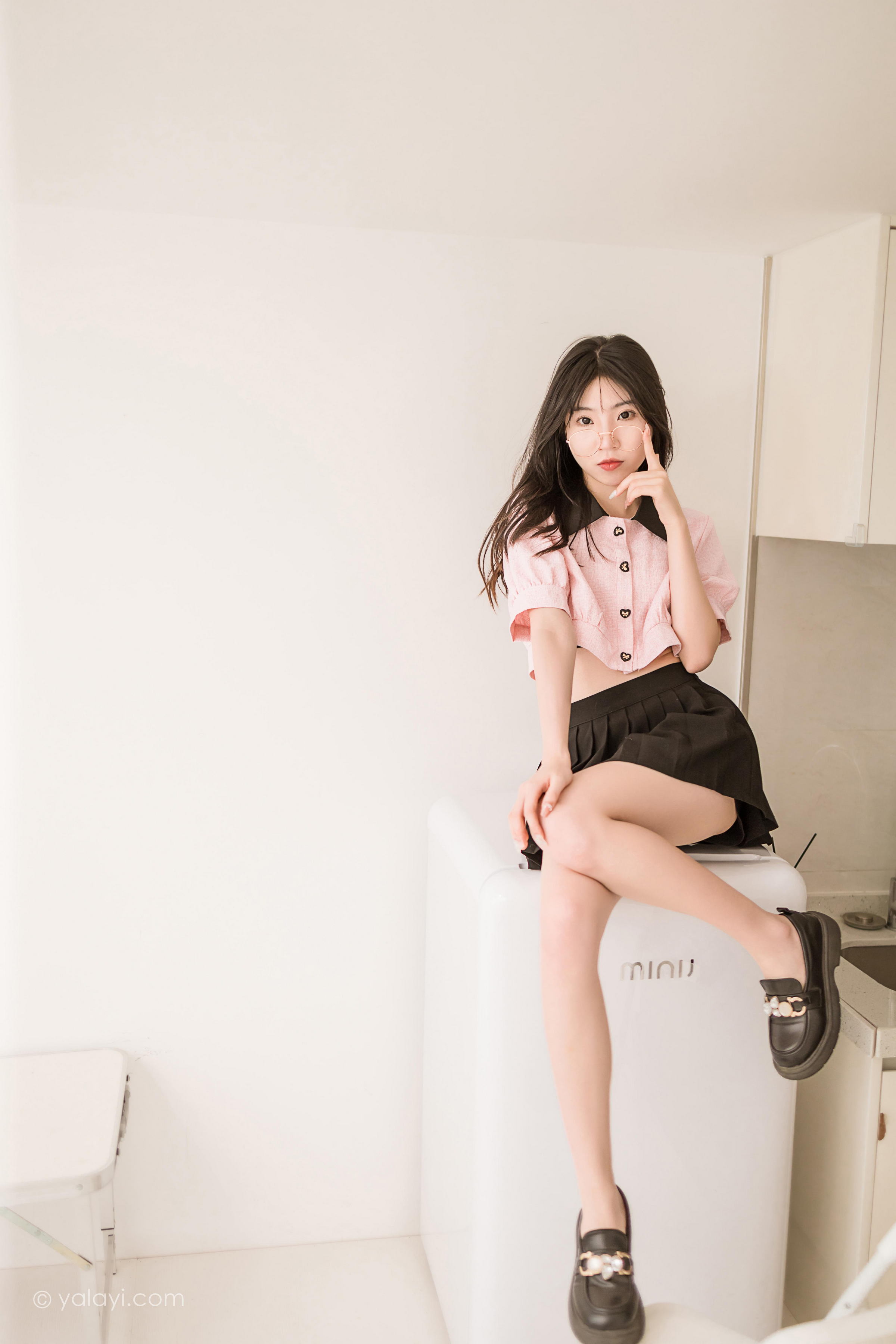 [YALAYI雅拉伊]2022.12.16 牛奶糖 小乔 粉色露腰小外套加黑色百褶短裙清纯写真集第13张