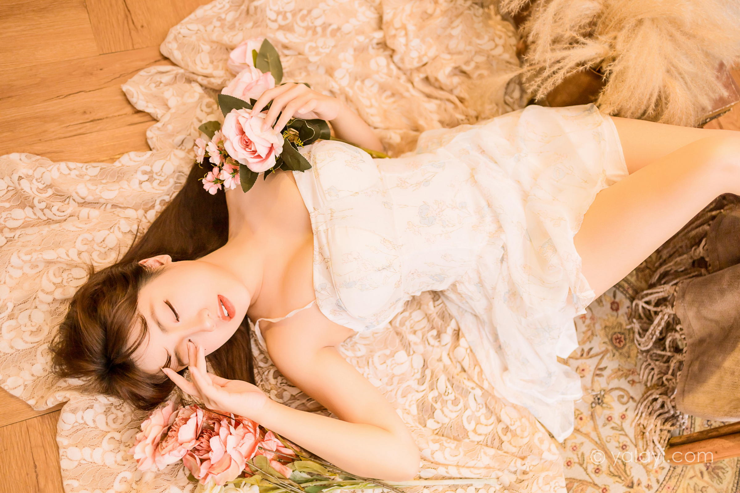 [YALAYI雅拉伊]2022.12.23 小小的世界 虞艺 白色紧身吊带连衣裙配傲人胸围性感私房写真集第12张