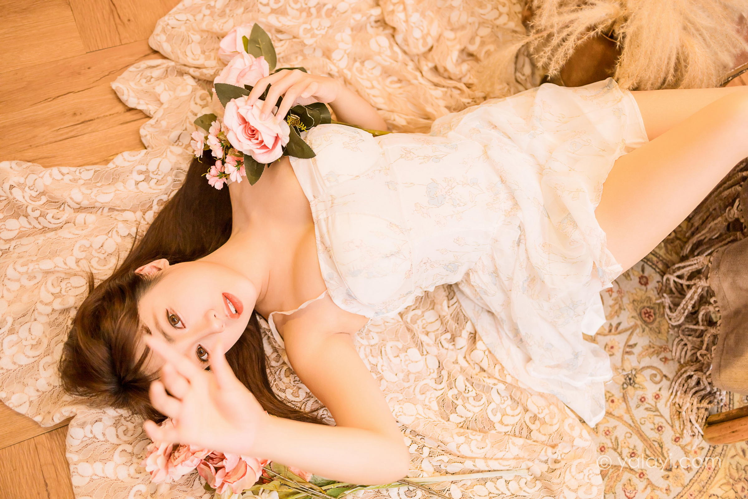 [YALAYI雅拉伊]2022.12.23 小小的世界 虞艺 白色紧身吊带连衣裙配傲人胸围性感私房写真集第11张