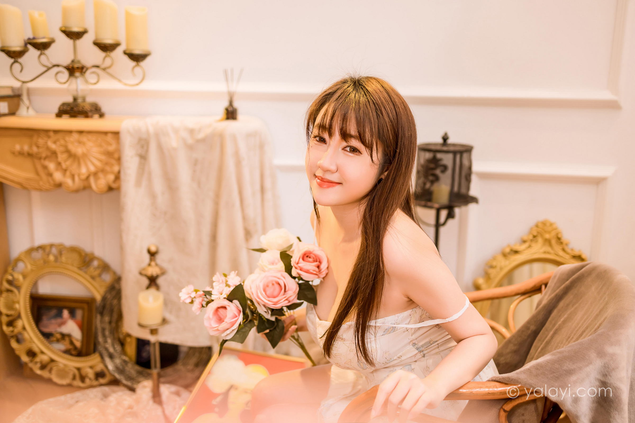 [YALAYI雅拉伊]2022.12.23 小小的世界 虞艺 白色紧身吊带连衣裙配傲人胸围性感私房写真集第15张