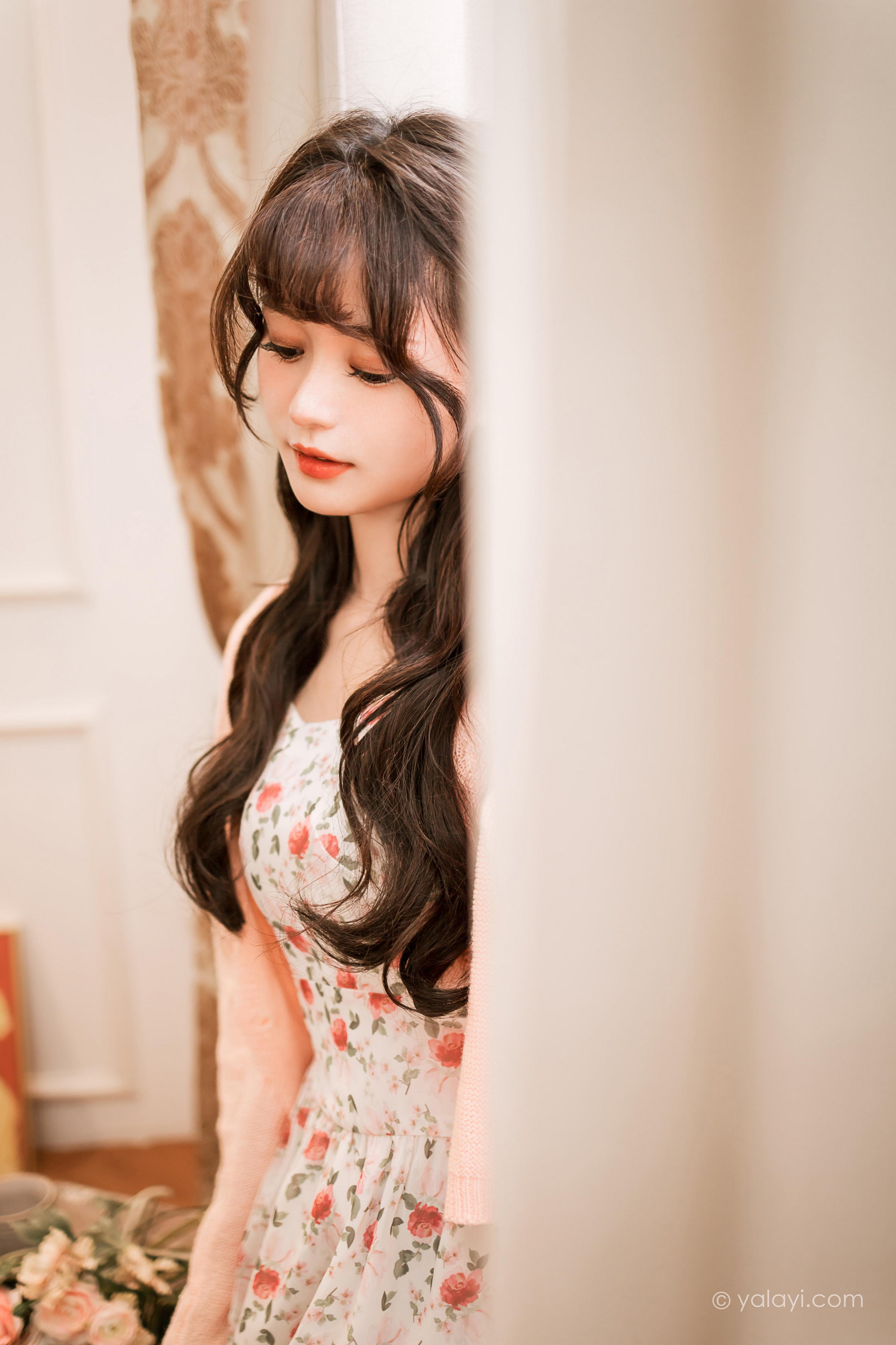 [YALAYI雅拉伊]2022.12.30 第一眼就喜欢上你 小亭 白色围裙加粉色碎花连衣裙居家清纯写真集第2张
