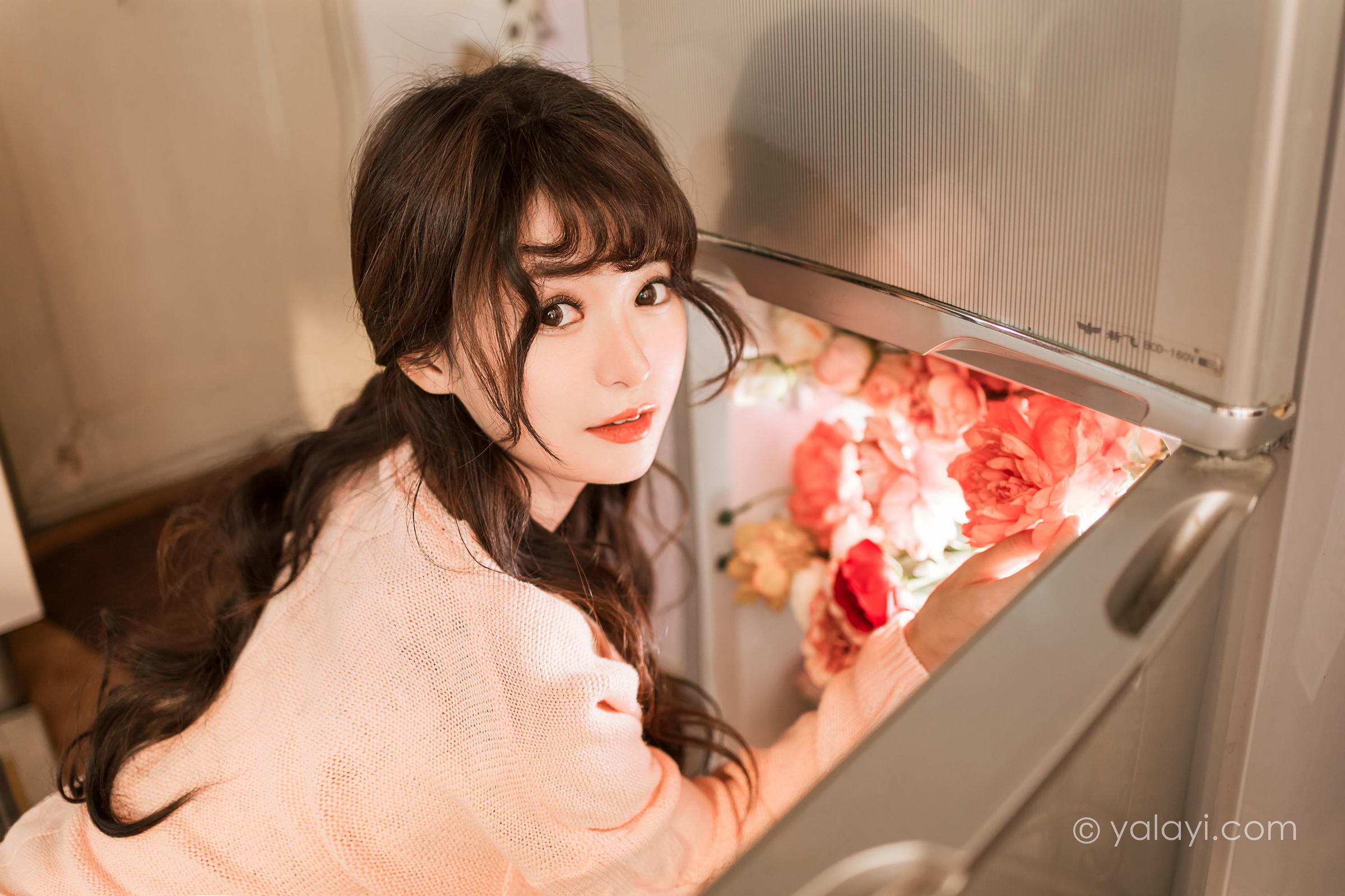 [YALAYI雅拉伊]2022.12.30 第一眼就喜欢上你 小亭 白色围裙加粉色碎花连衣裙居家清纯写真集第9张
