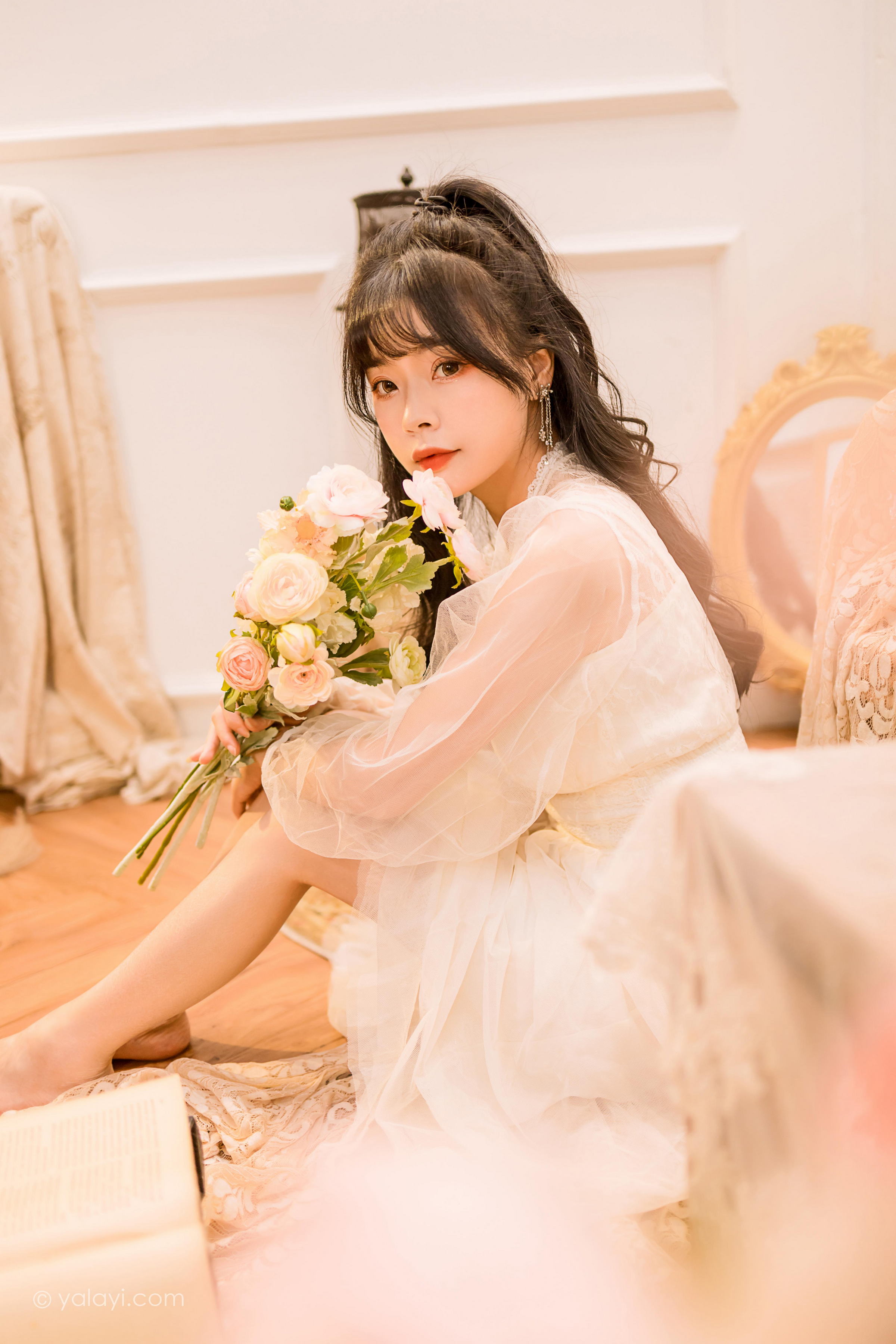 [YALAYI雅拉伊]2022.12.30 梦蝶 程小蝶 白色透视披肩加吊带蕾丝连衣裙清纯写真集第2张