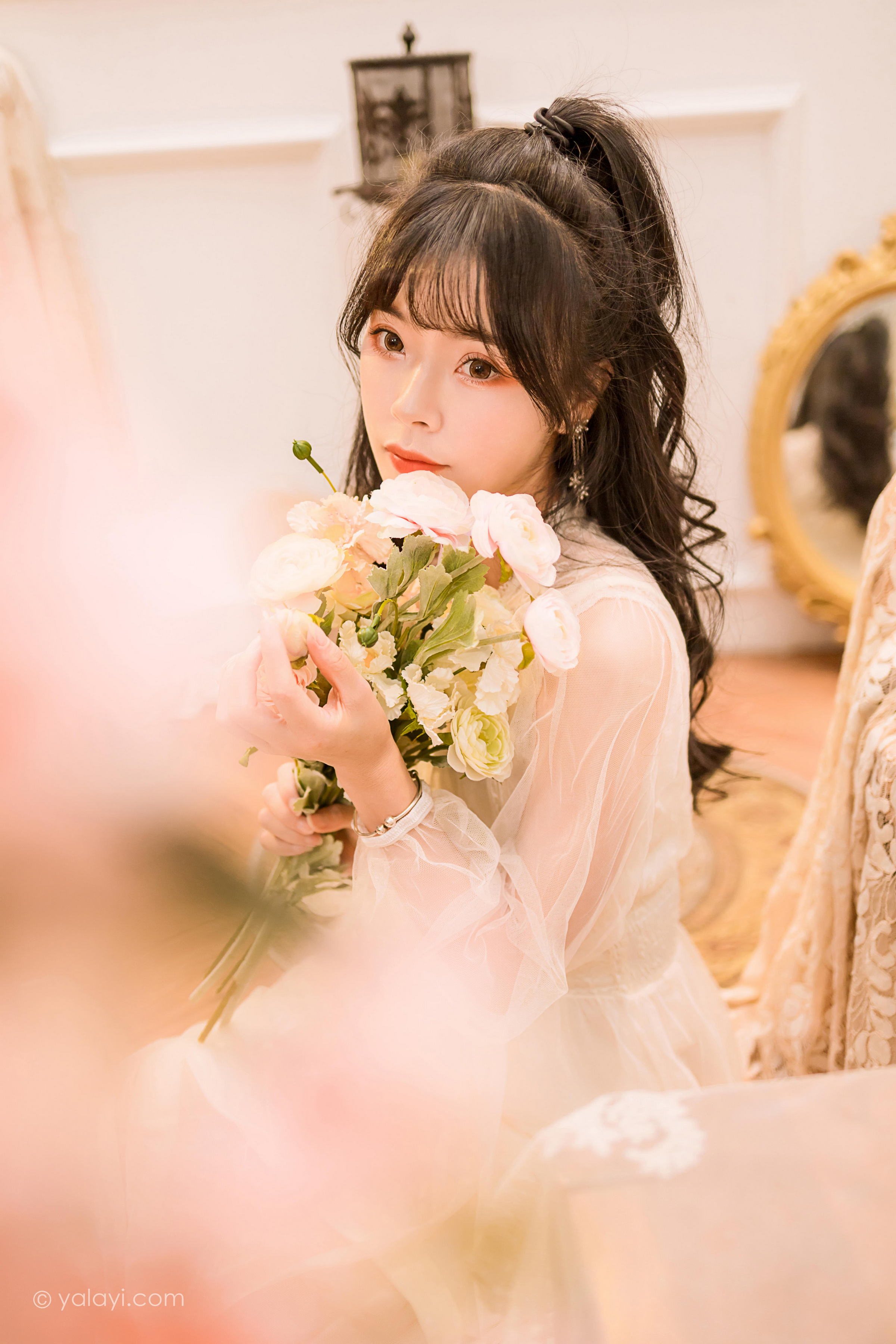 [YALAYI雅拉伊]2022.12.30 梦蝶 程小蝶 白色透视披肩加吊带蕾丝连衣裙清纯写真集第5张